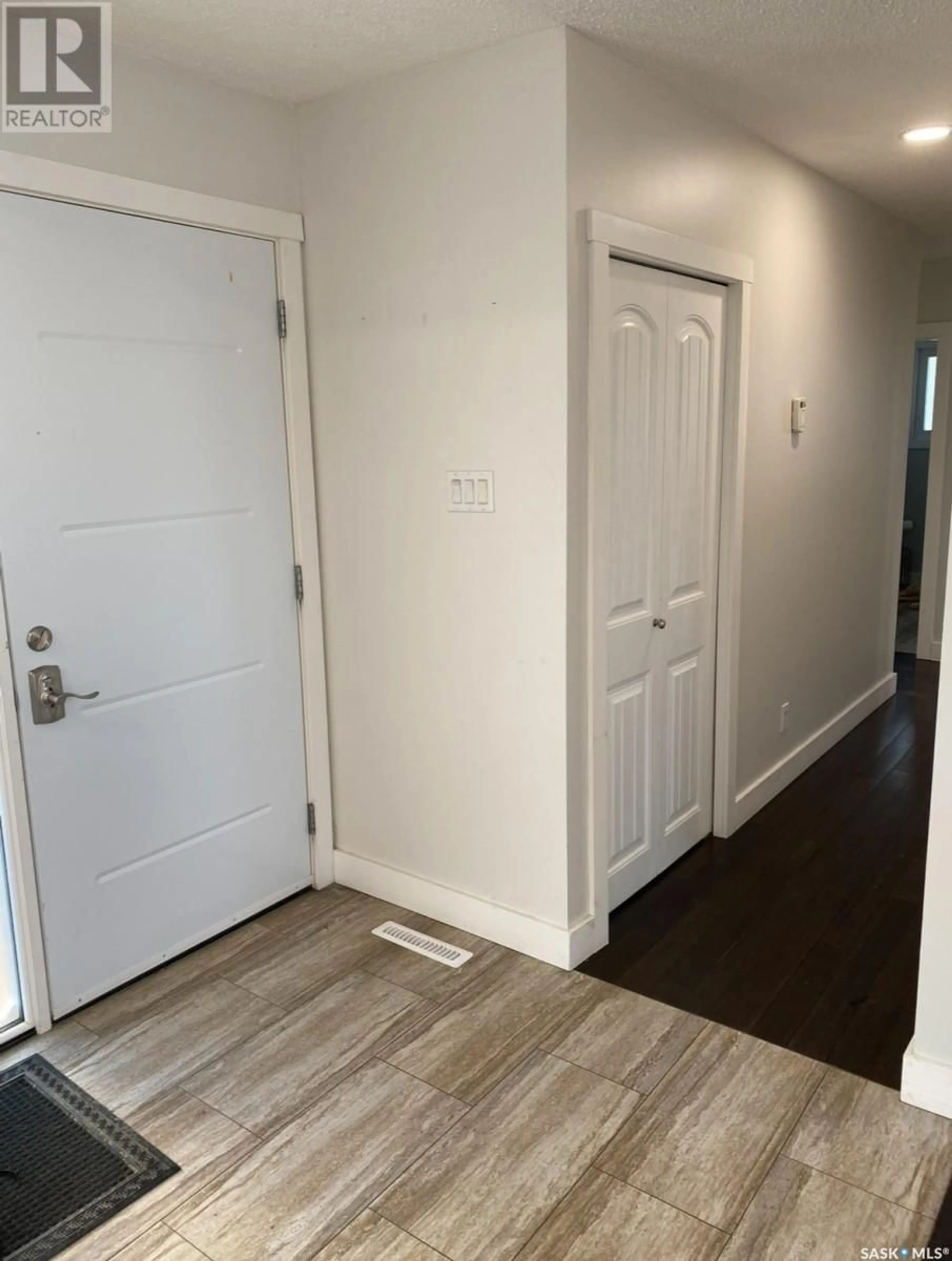 Indoor entryway for 201 CONLIN DRIVE, Swift Current Saskatchewan S9H3A9
