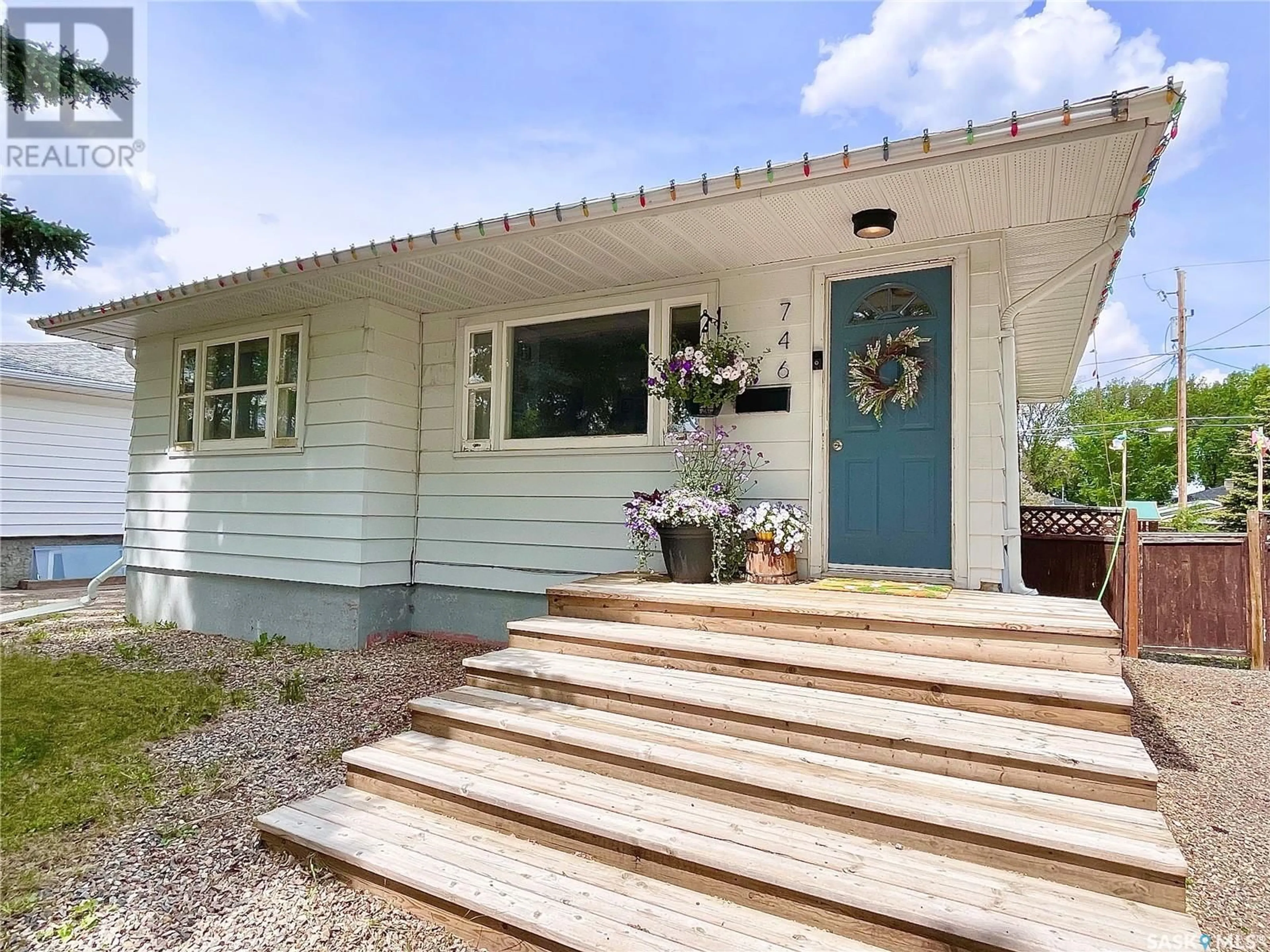 Home with vinyl exterior material, street for 746 GRANDVIEW STREET, Moose Jaw Saskatchewan S6H5L6