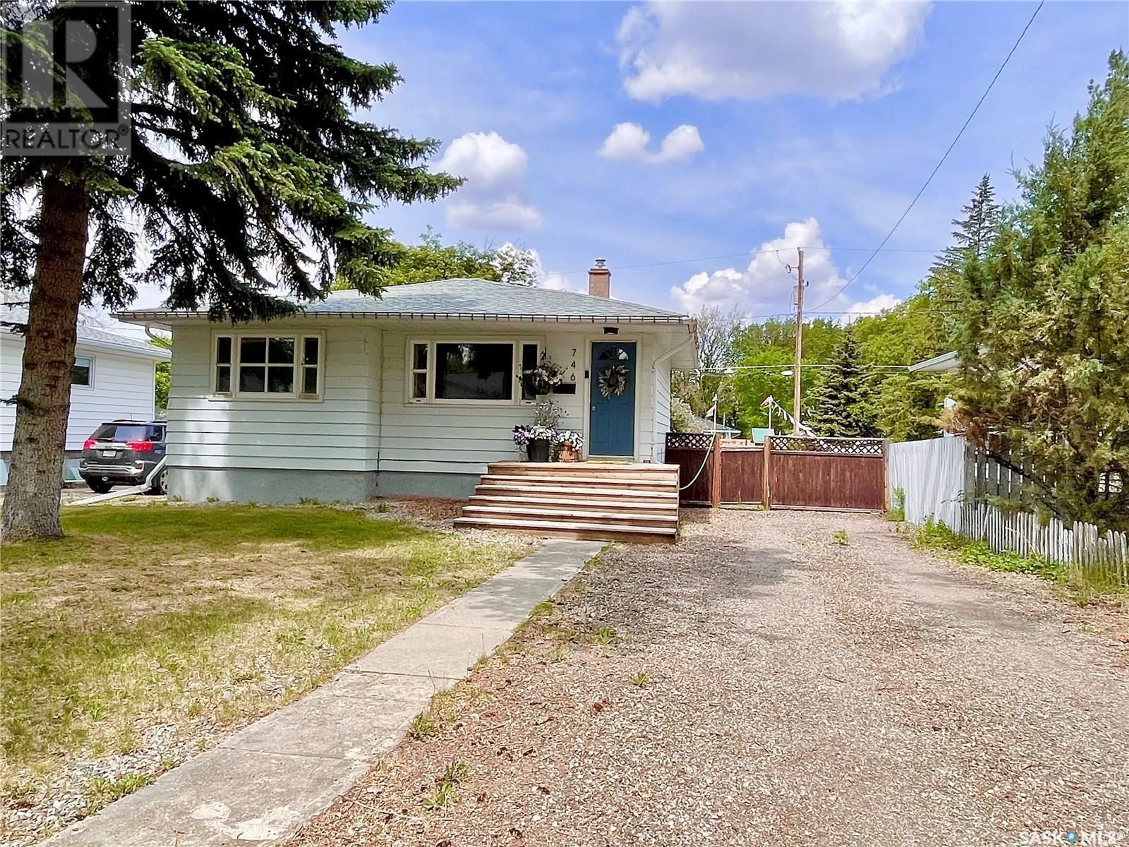 Home with vinyl exterior material, street for 746 GRANDVIEW STREET, Moose Jaw Saskatchewan S6H5L6
