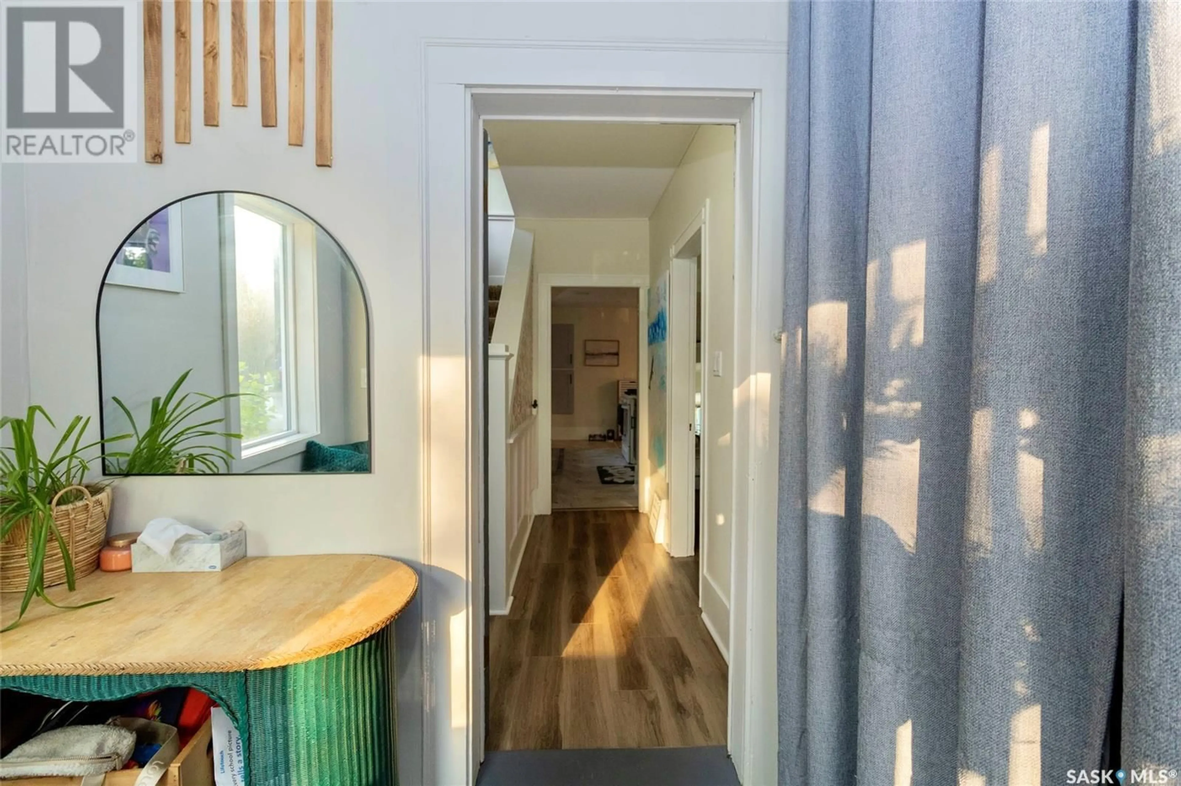 Indoor entryway for 824 4TH AVENUE, Saskatoon Saskatchewan S7K2N4