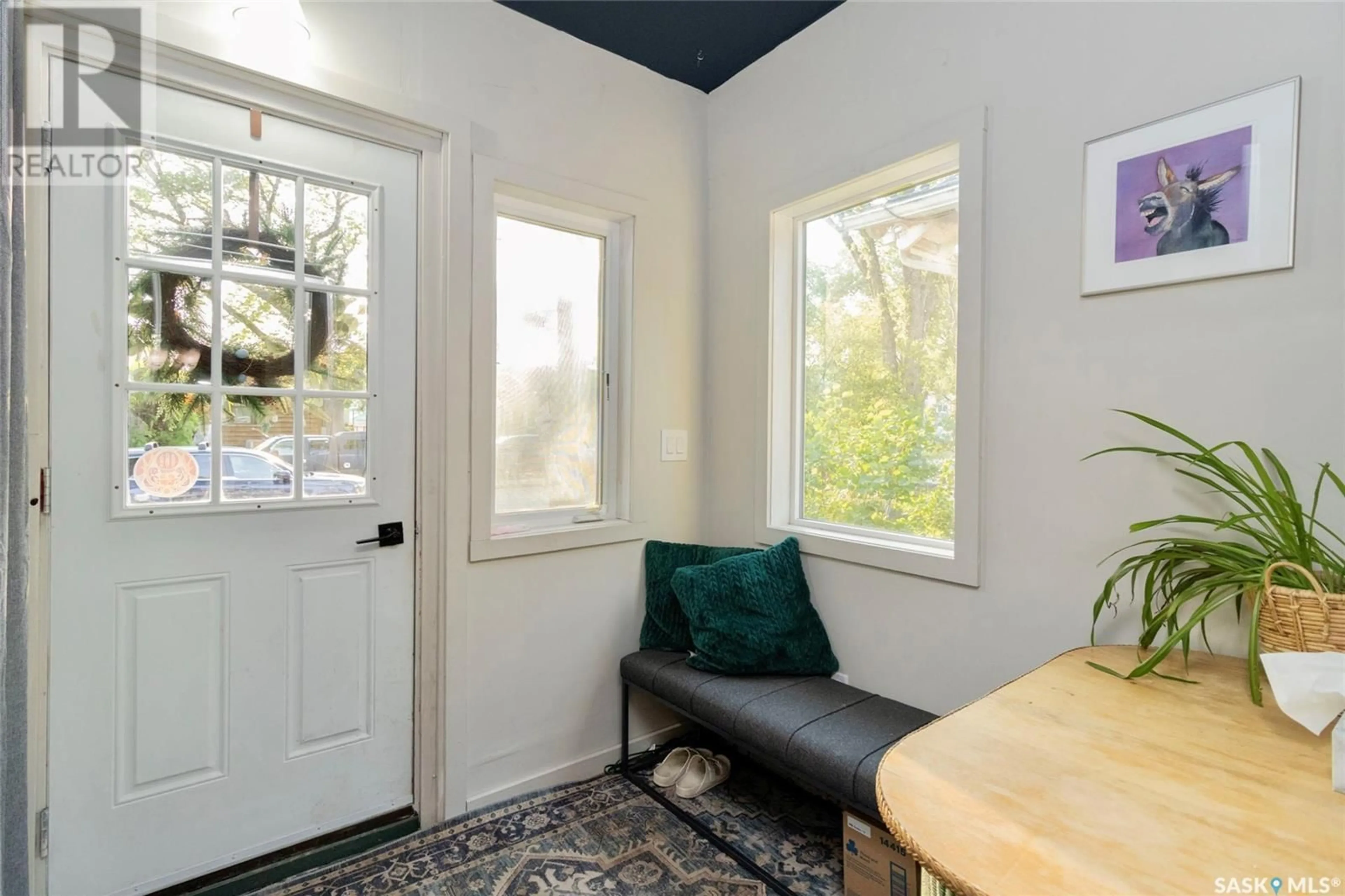 Indoor entryway for 824 4TH AVENUE, Saskatoon Saskatchewan S7K2N4