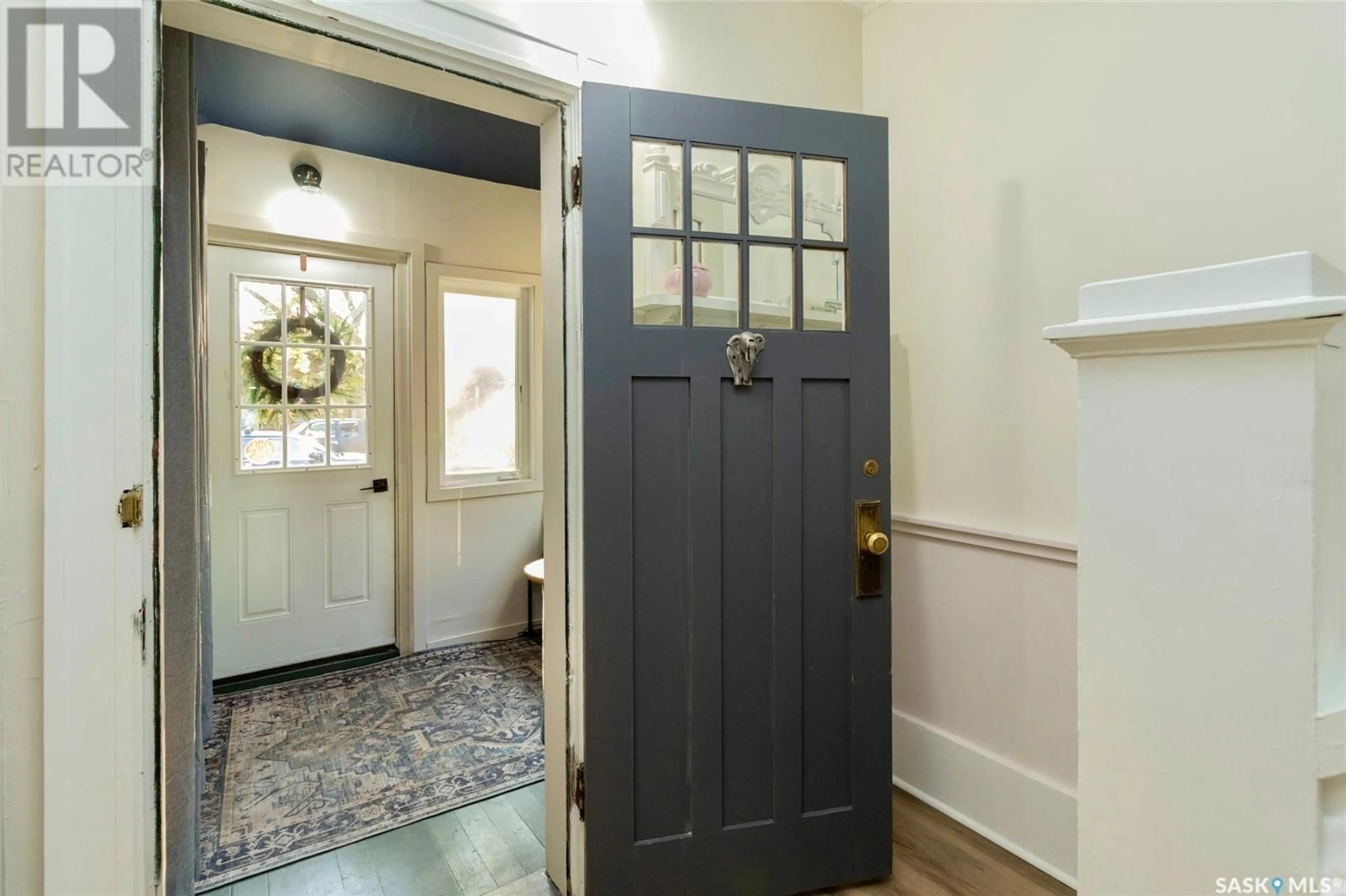 Indoor entryway for 824 4TH AVENUE, Saskatoon Saskatchewan S7K2N4