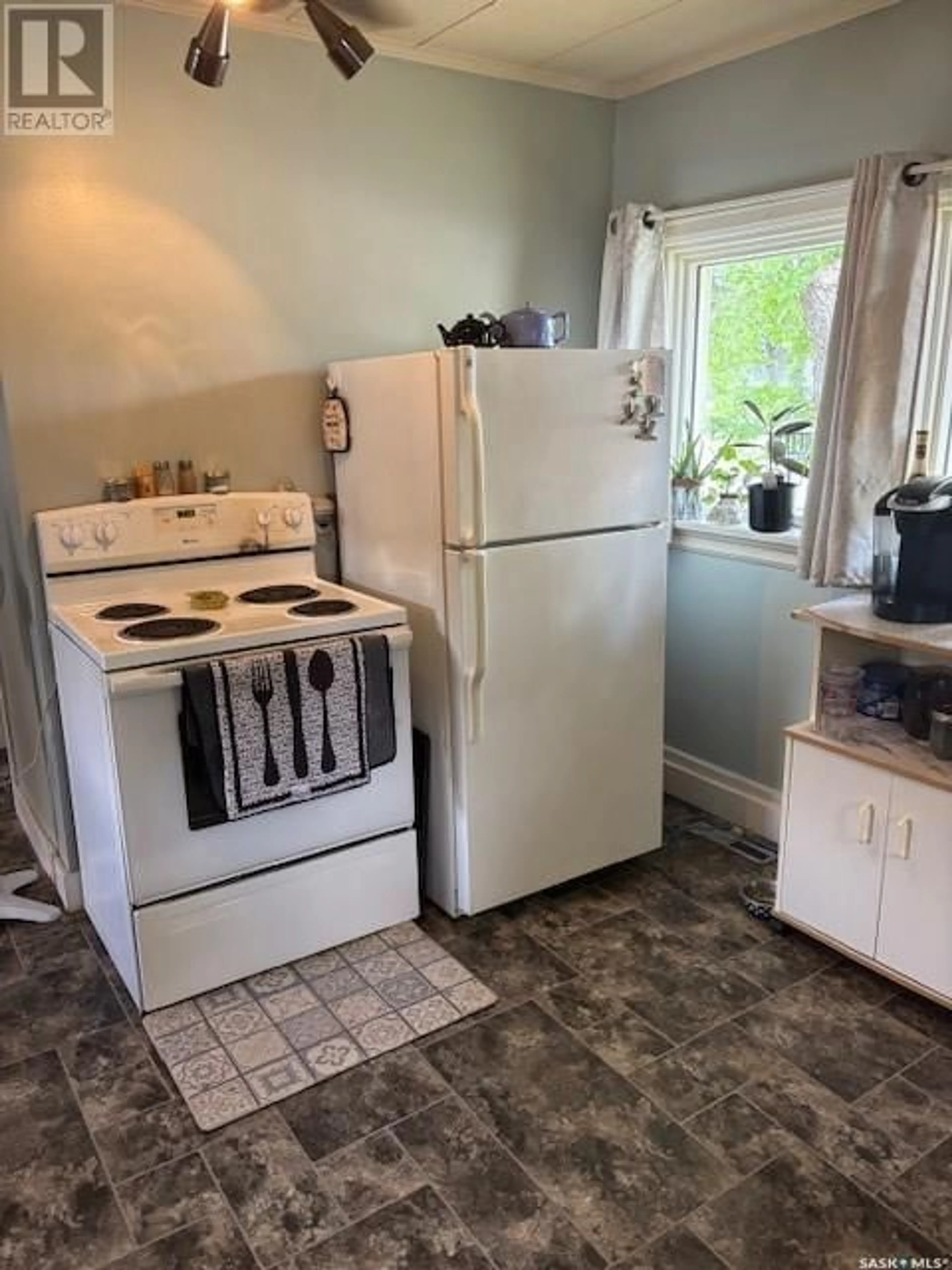 Standard kitchen, unknown for 202 SIXTH AVENUE, Canora Saskatchewan S0A0L0