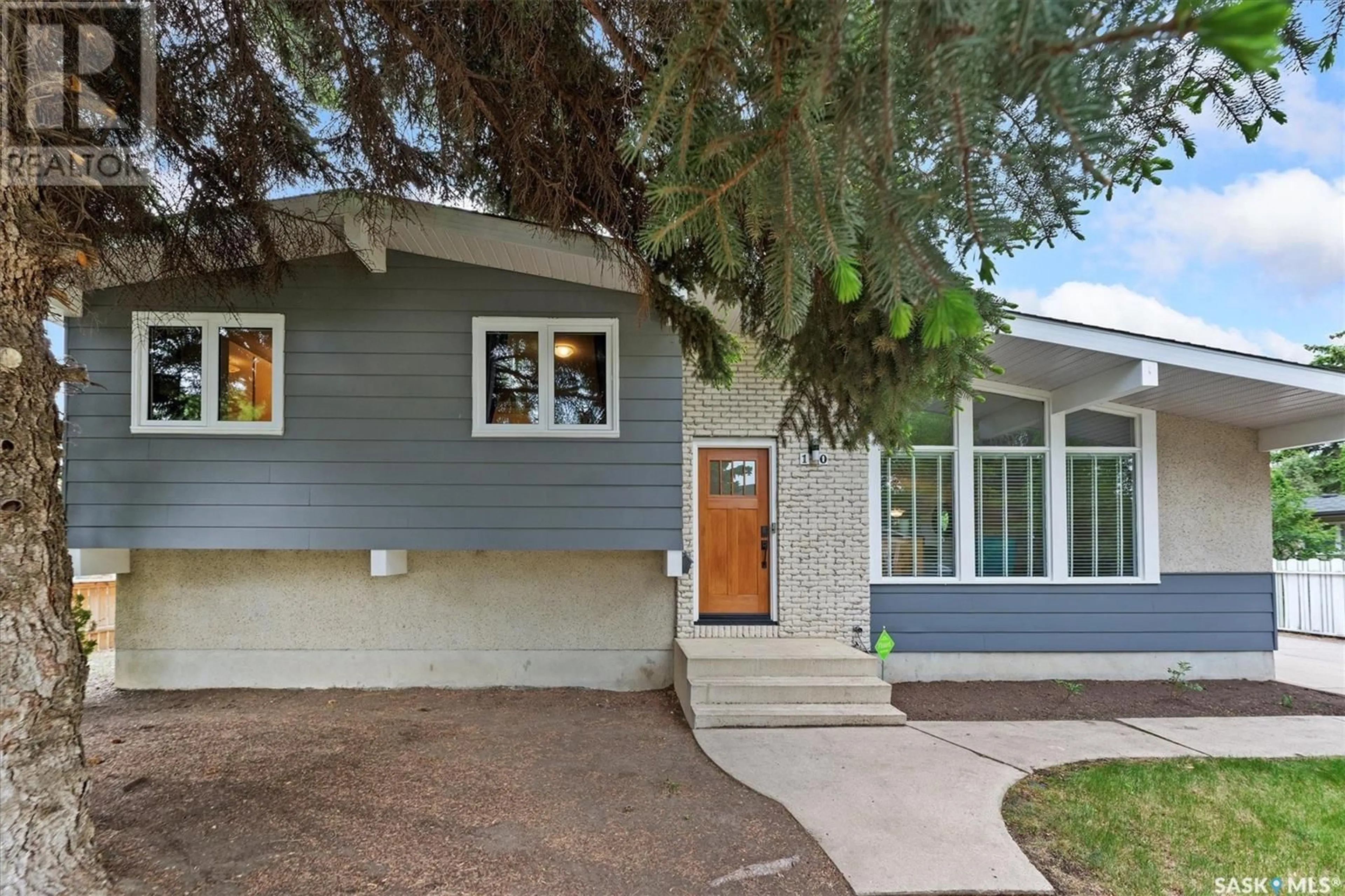 Home with vinyl exterior material, street for 10 CAMBRIDGE CRESCENT, Saskatoon Saskatchewan S7H3P8