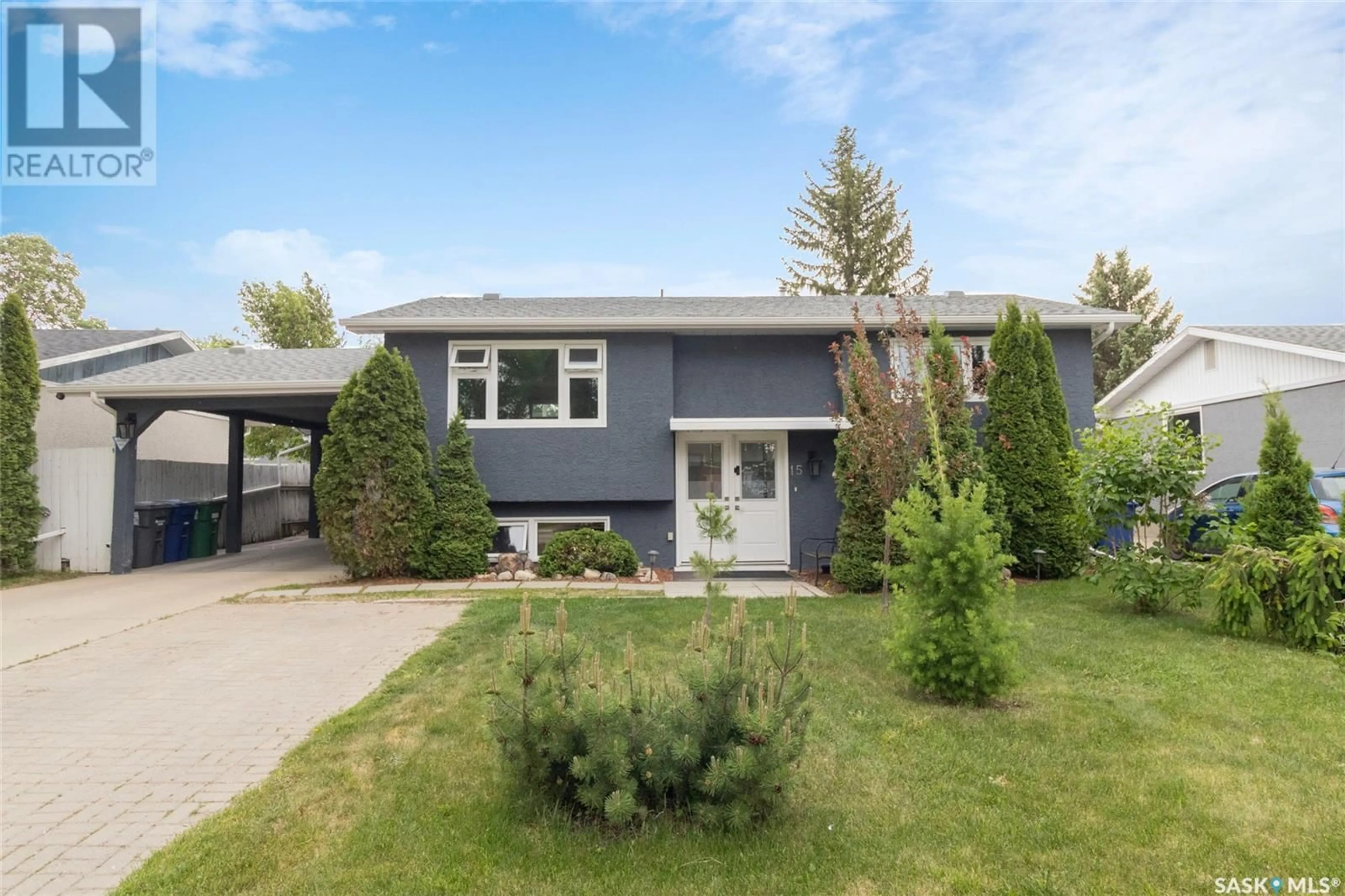 Home with vinyl exterior material, street for 15 SELKIRK CRESCENT, Saskatoon Saskatchewan S7L4J4