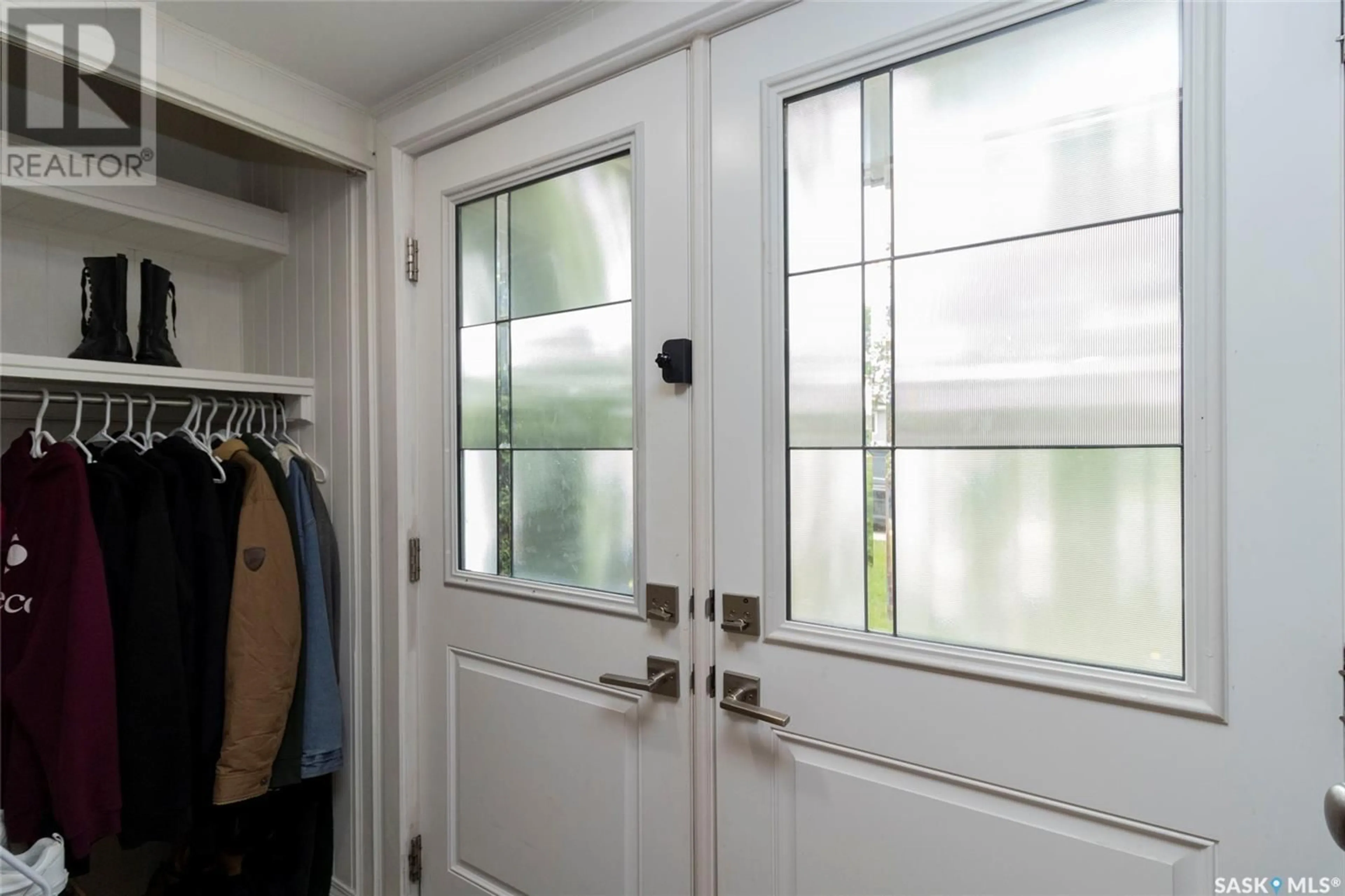 Indoor entryway for 15 SELKIRK CRESCENT, Saskatoon Saskatchewan S7L4J4