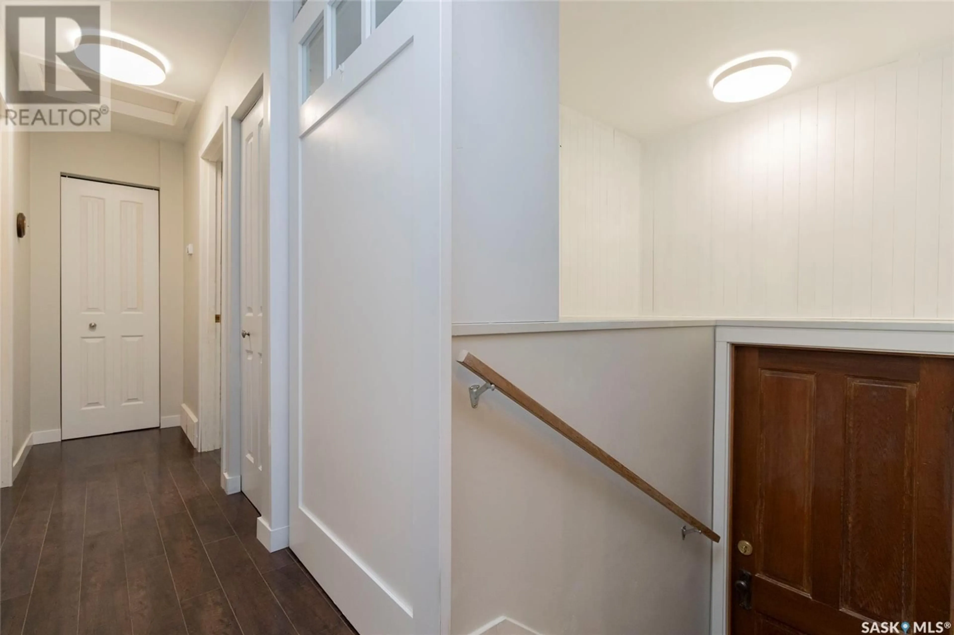 Indoor entryway for 15 SELKIRK CRESCENT, Saskatoon Saskatchewan S7L4J4