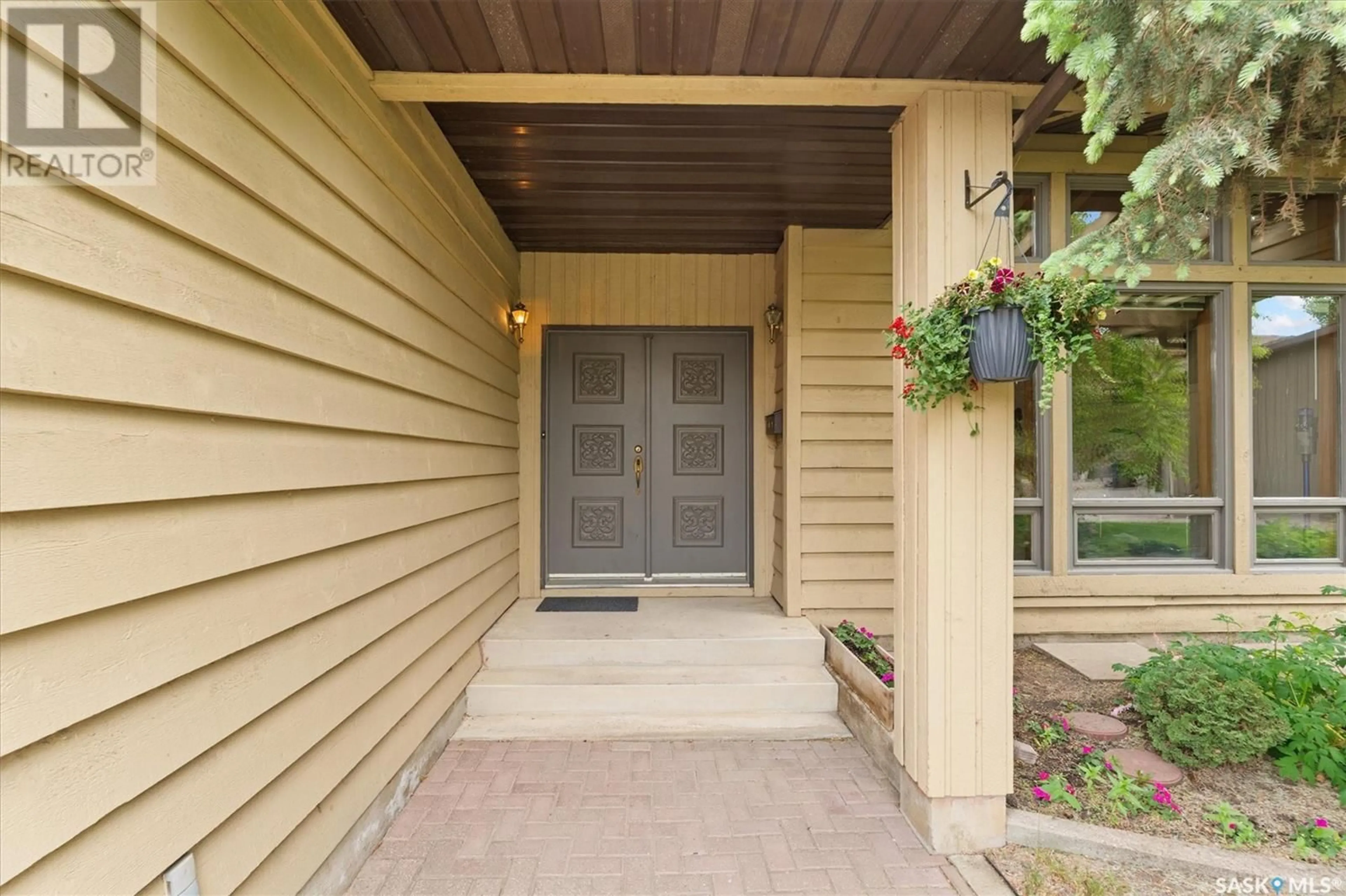 Indoor entryway for 427 LAKESHORE BAY, Saskatoon Saskatchewan S7J3T5