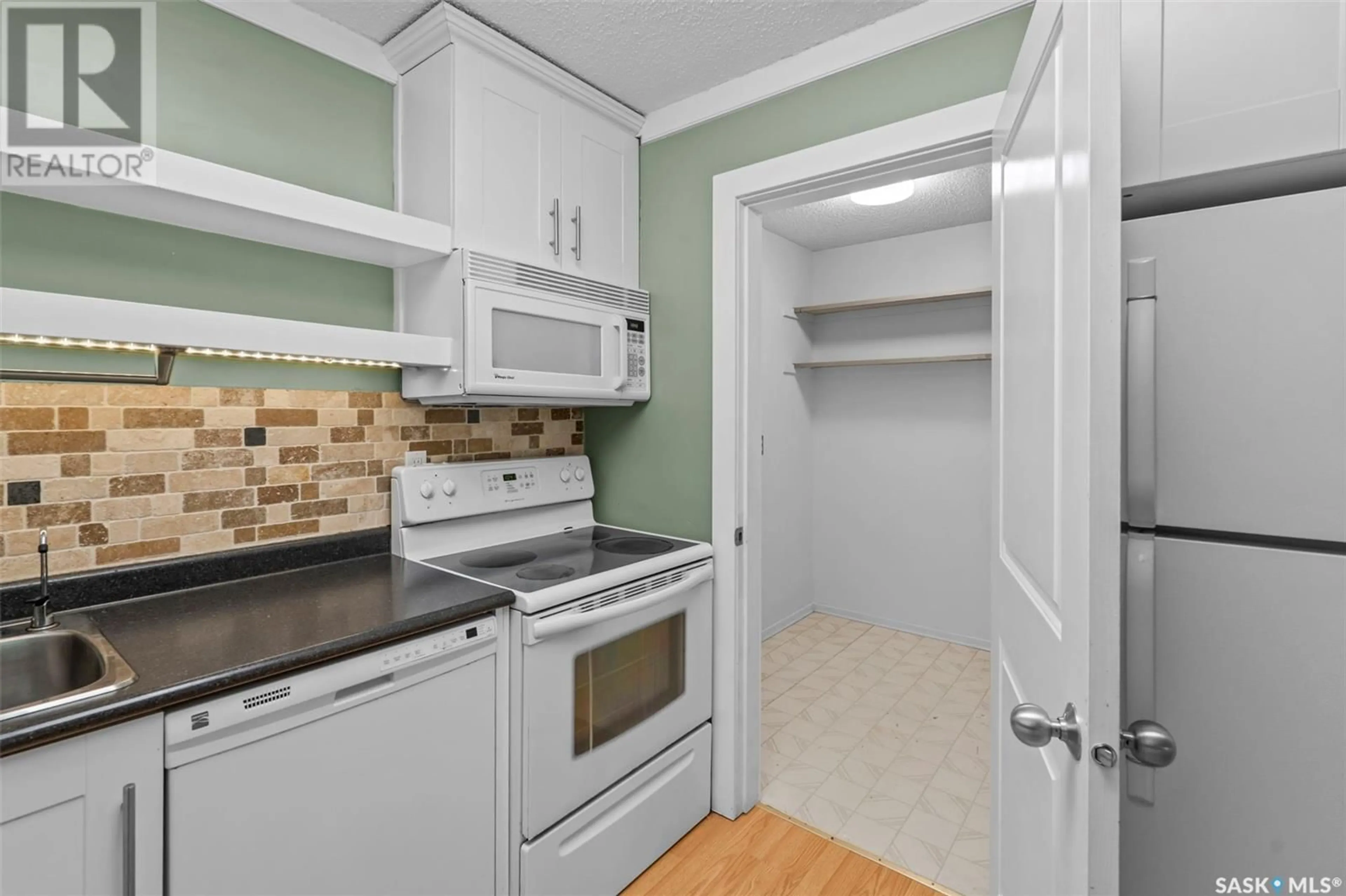 Standard kitchen, unknown for 9 - 28 PEARSON PLACE, Saskatoon Saskatchewan S7L4S7