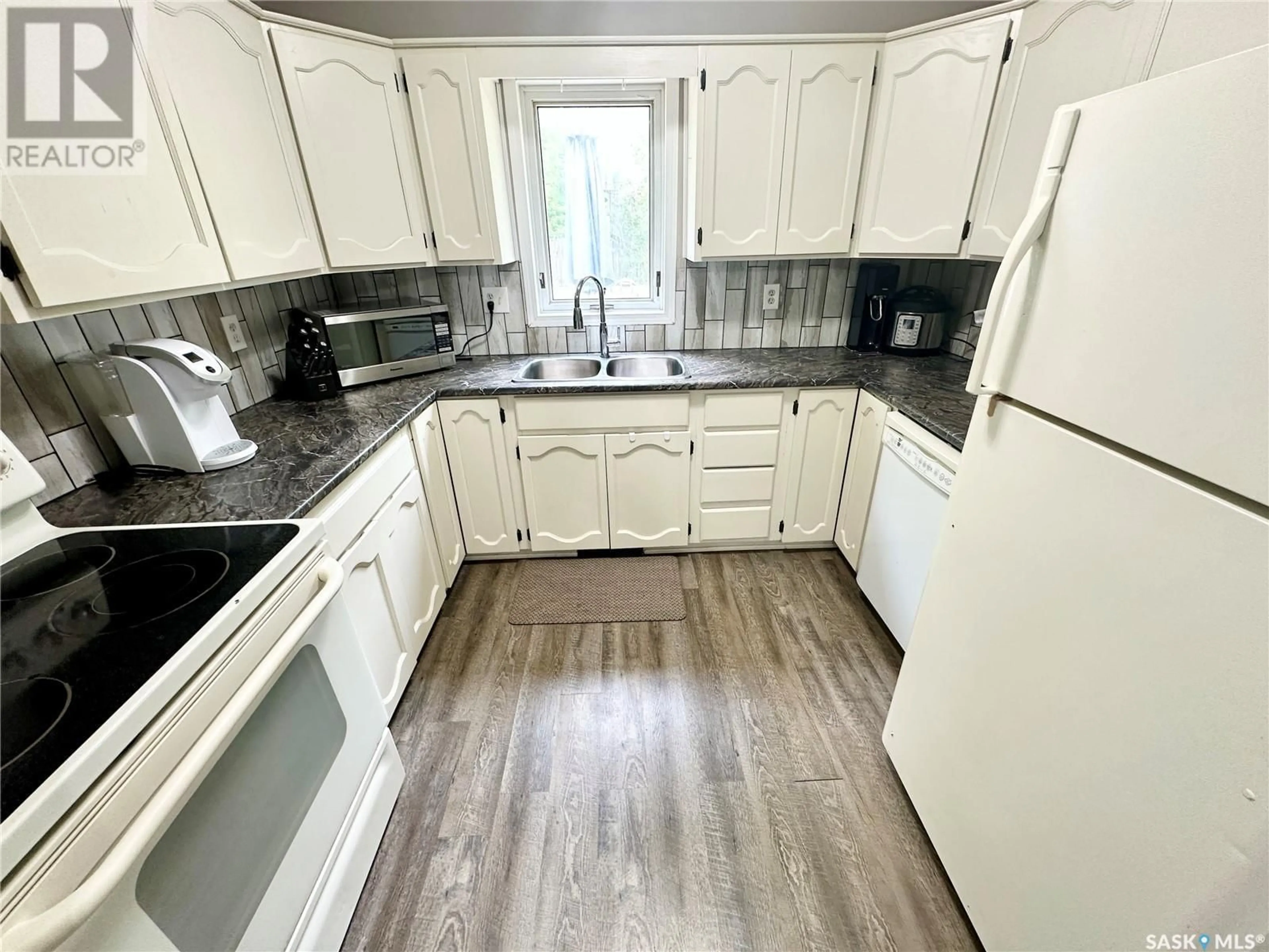 Standard kitchen, wood/laminate floor for 125 9TH STREET, Weyburn Saskatchewan S4H1E8