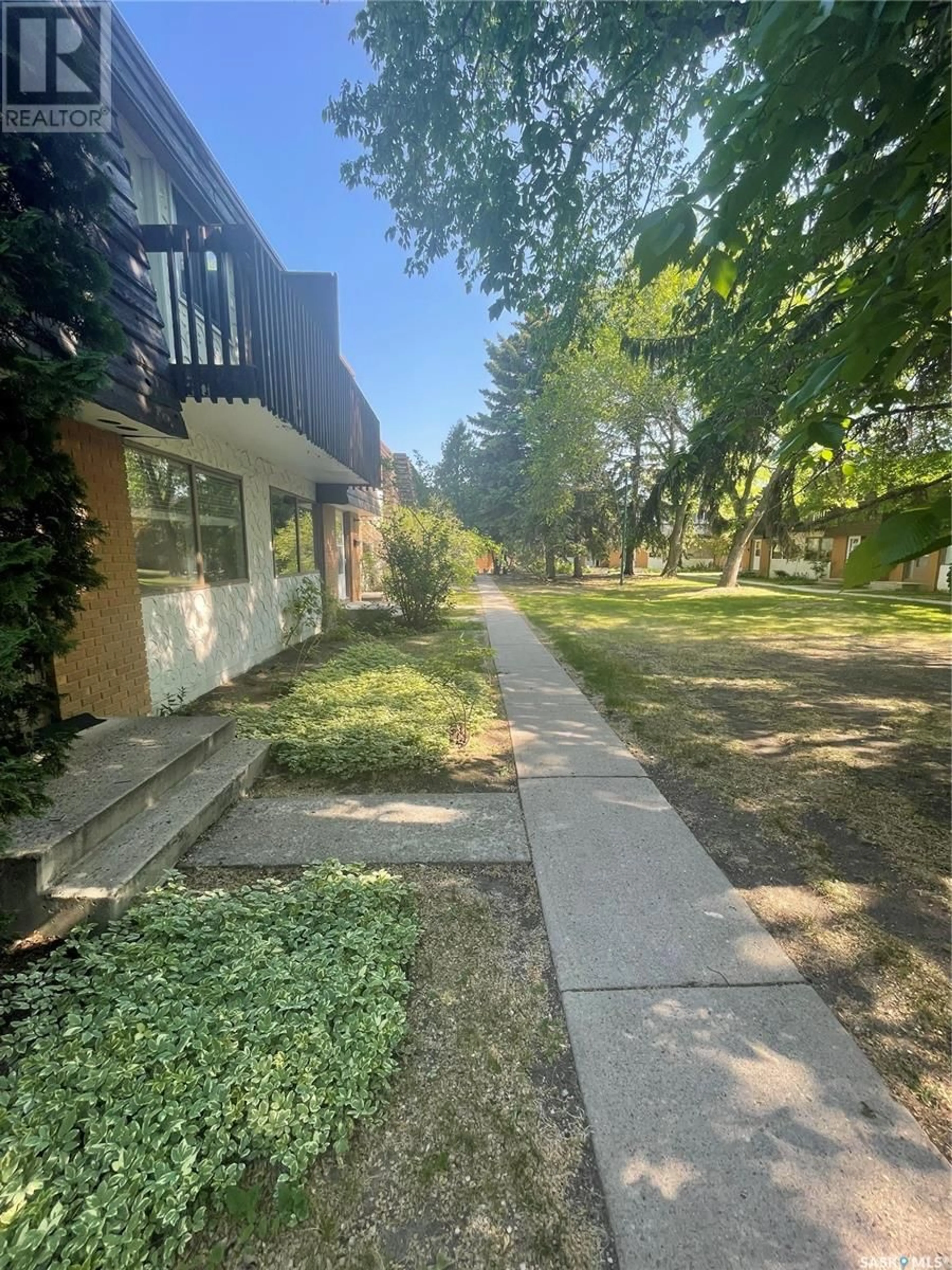 A pic from outside/outdoor area/front of a property/back of a property/a pic from drone, street for 42 120 ACADIA DRIVE, Saskatoon Saskatchewan S7H3V2