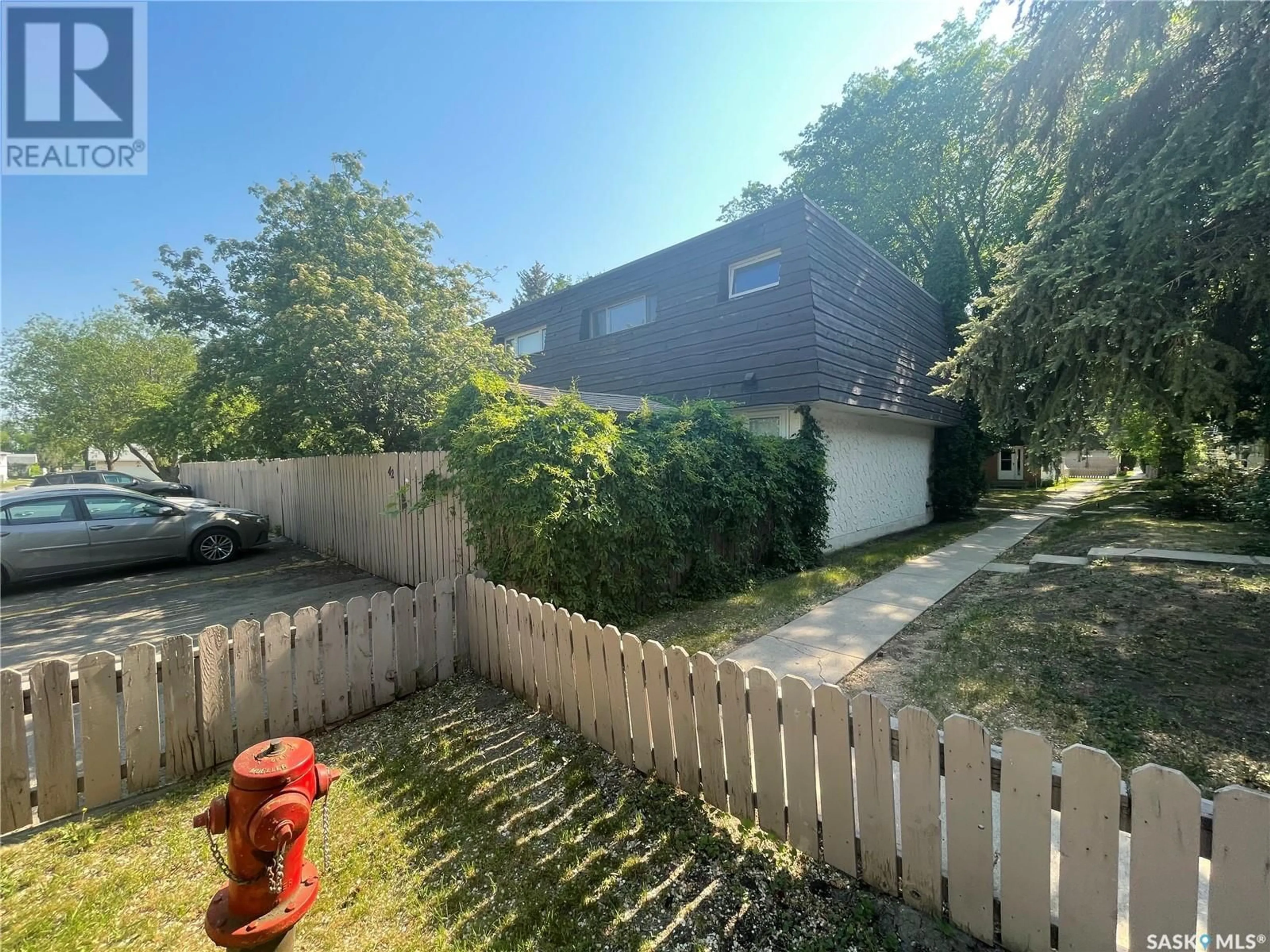 A pic from outside/outdoor area/front of a property/back of a property/a pic from drone, street for 42 120 ACADIA DRIVE, Saskatoon Saskatchewan S7H3V2
