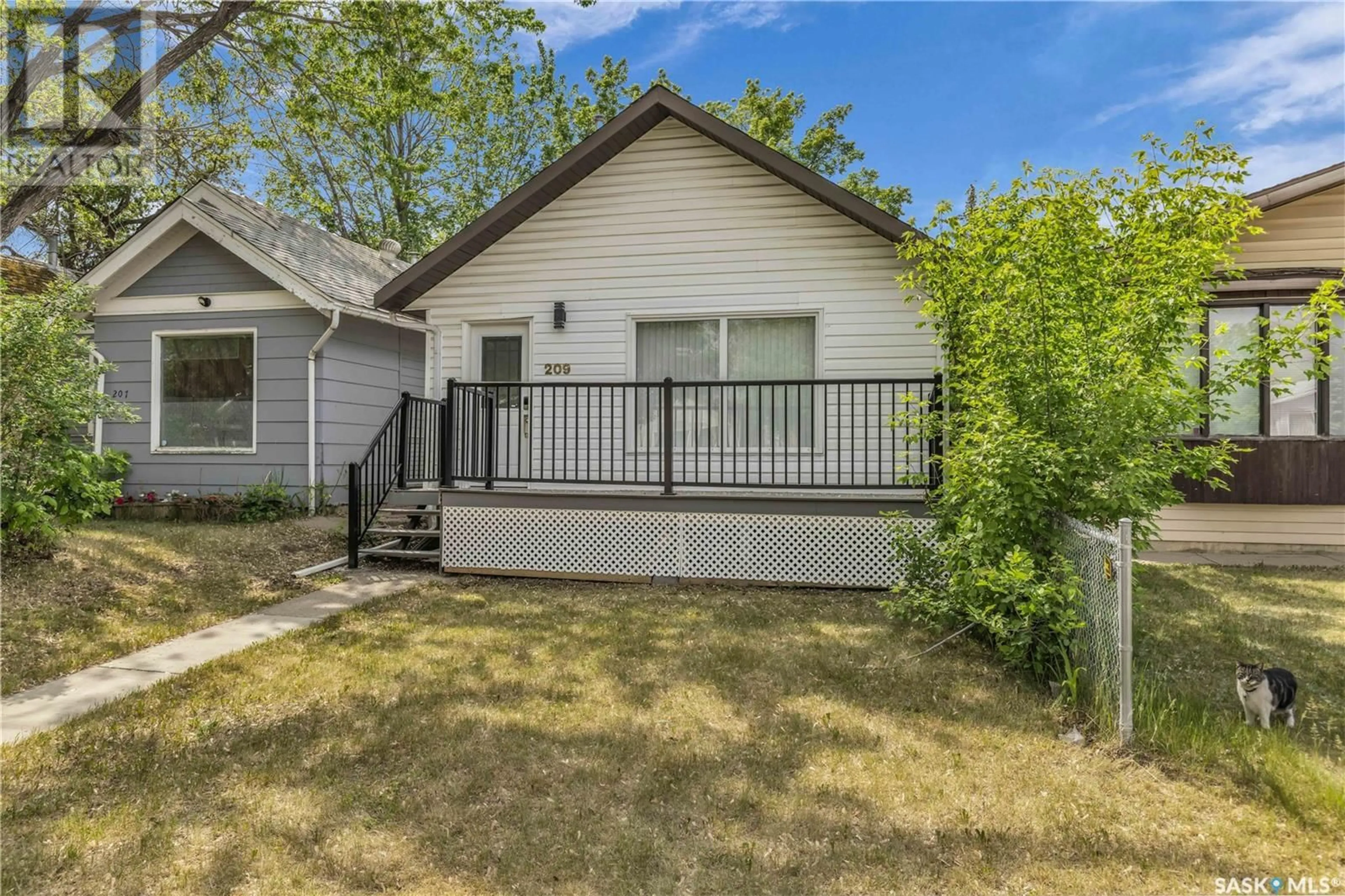 Patio, street for 209 L AVENUE, Saskatoon Saskatchewan S7L2P3