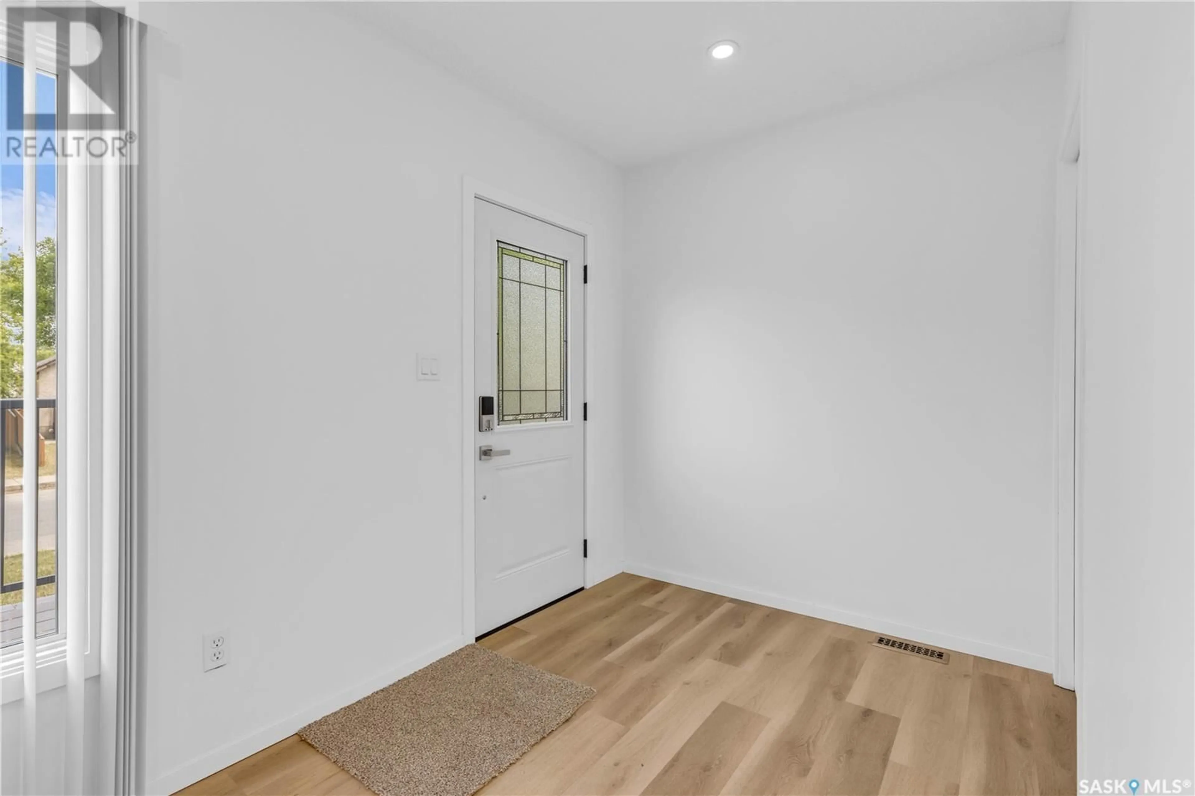 Indoor entryway for 209 L AVENUE, Saskatoon Saskatchewan S7L2P3