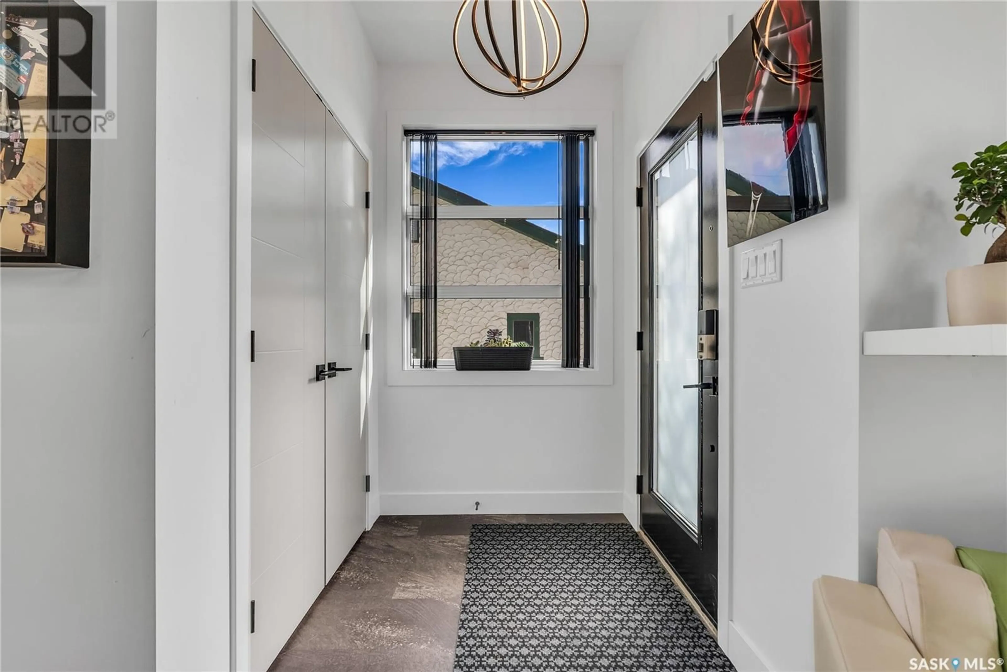 Indoor entryway for 1506 1ST AVENUE, Saskatoon Saskatchewan S7K1Z3