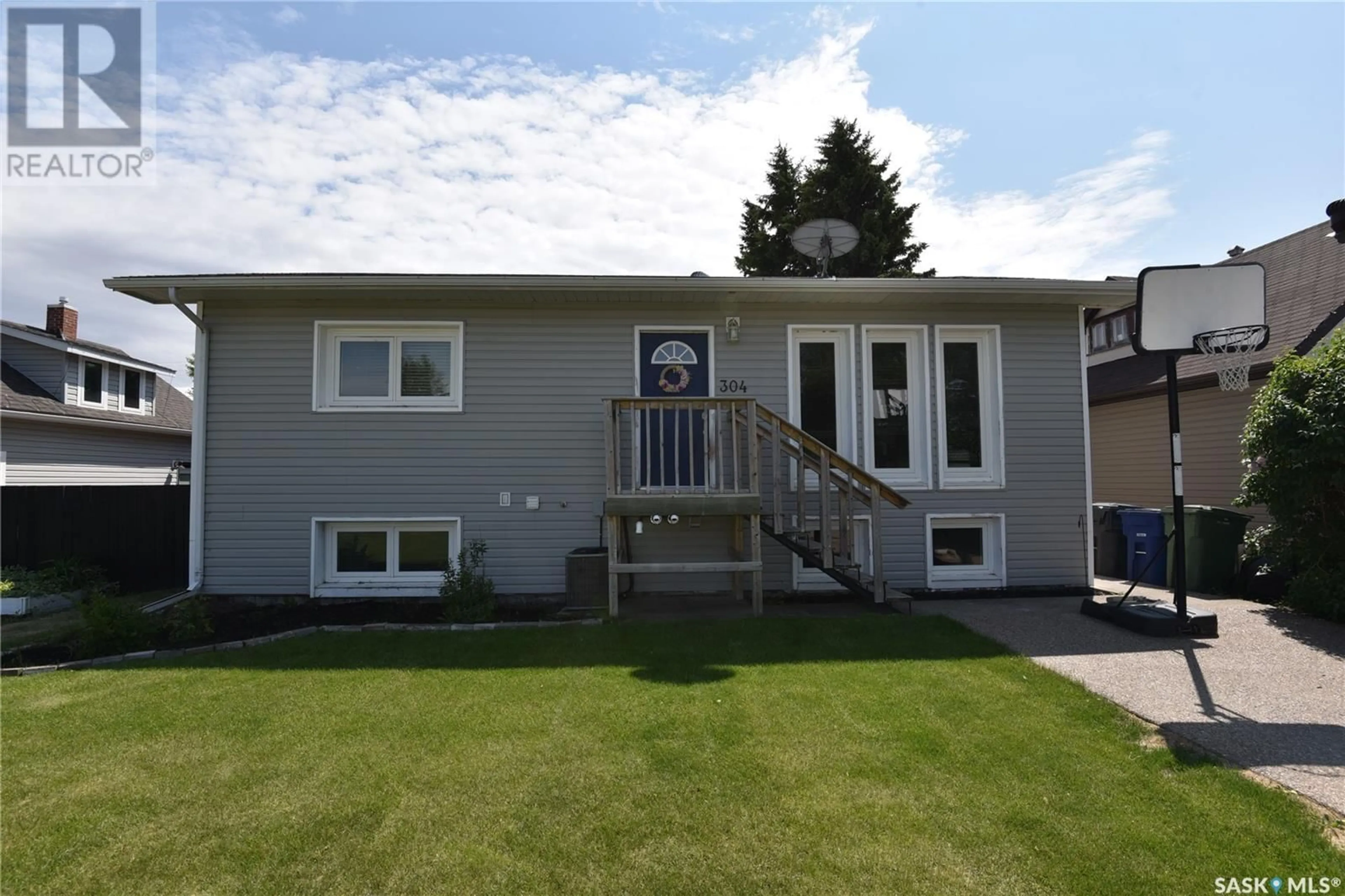 Home with vinyl exterior material, street for 304 6TH AVENUE, Nipawin Saskatchewan S0E1E0