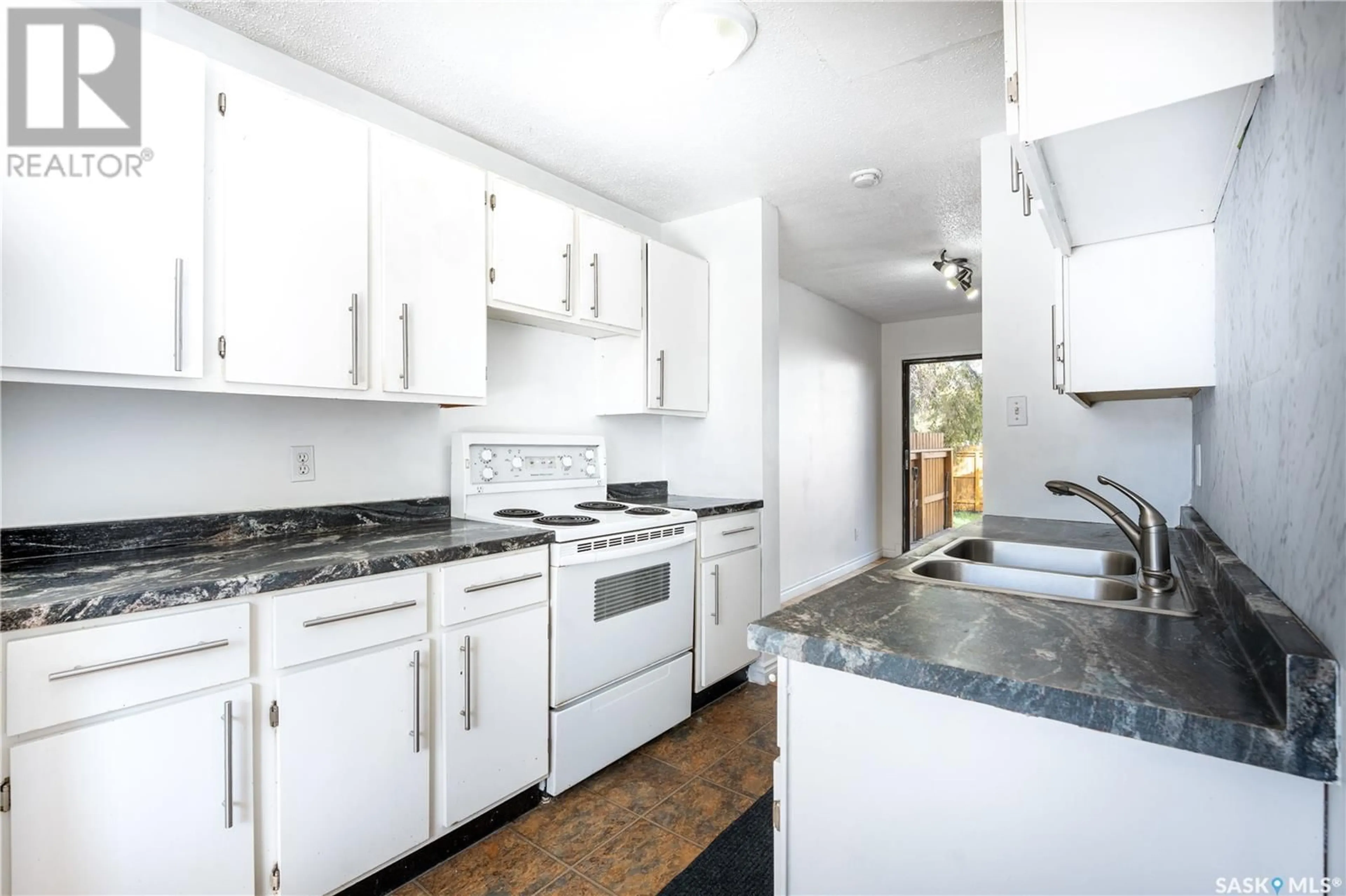 Standard kitchen, unknown for 46 330 HAIGHT CRESCENT, Saskatoon Saskatchewan S7H4V9