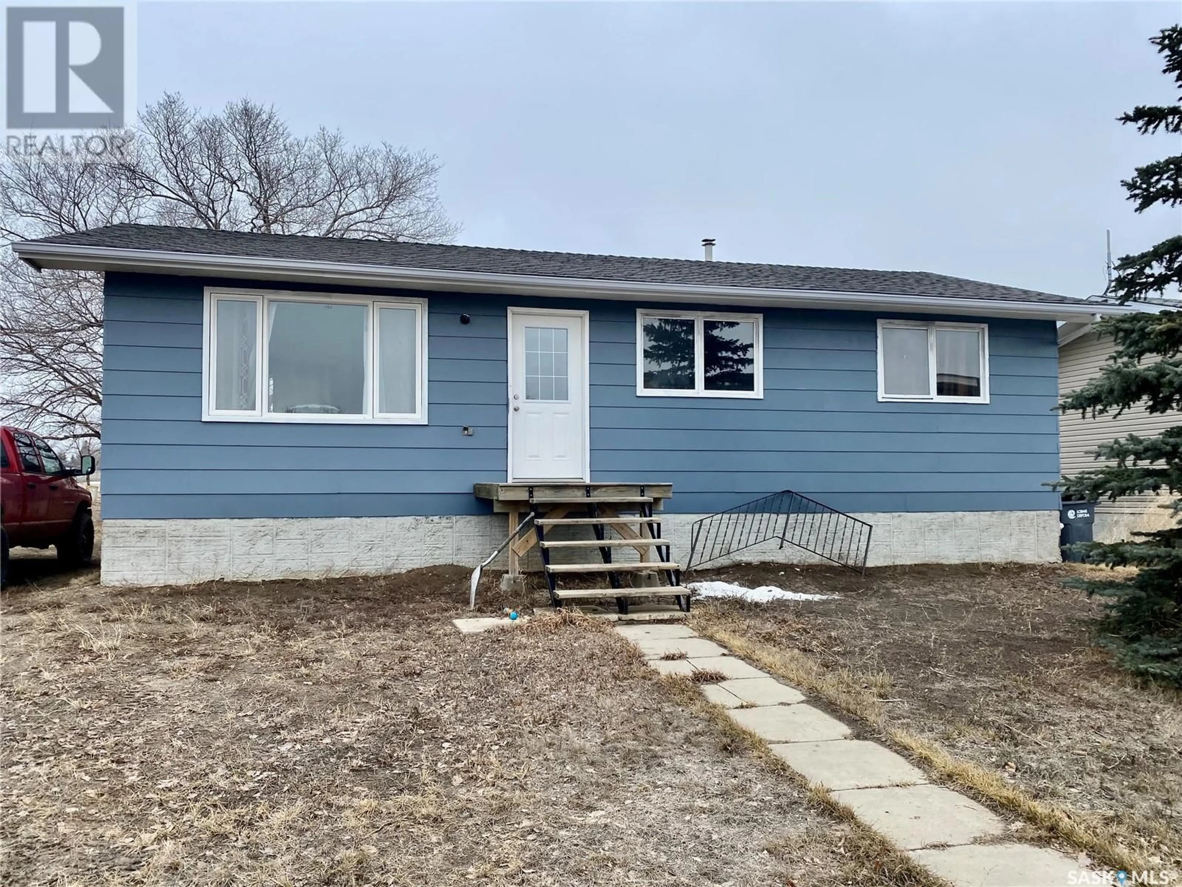 Home with vinyl exterior material, street for 606 LEEVILLE DRIVE, Assiniboia Saskatchewan S0H0B0