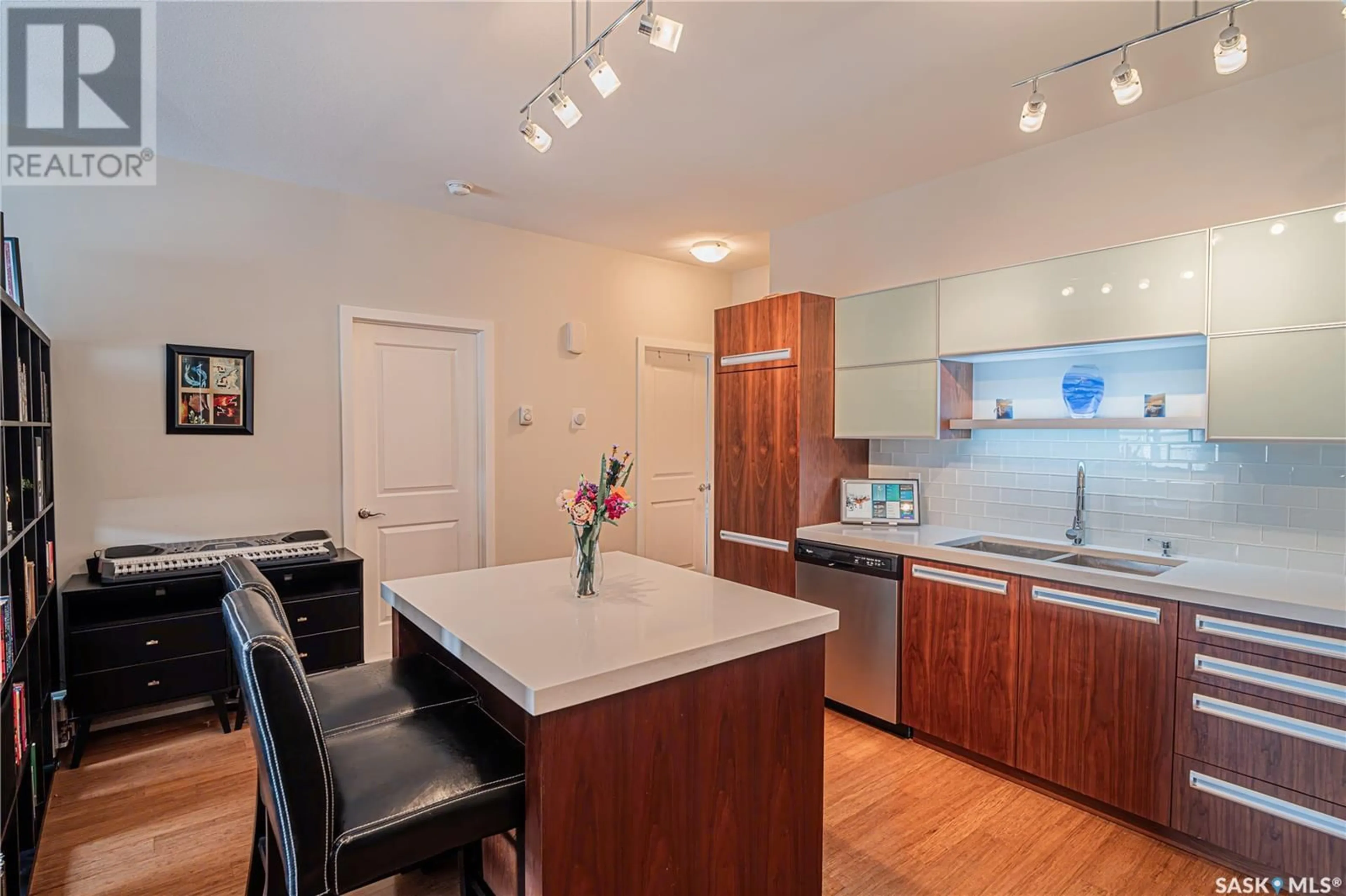 Open concept kitchen, wood/laminate floor for 1015 - 1410 PATRICK CRESCENT, Saskatoon Saskatchewan S7W0M5