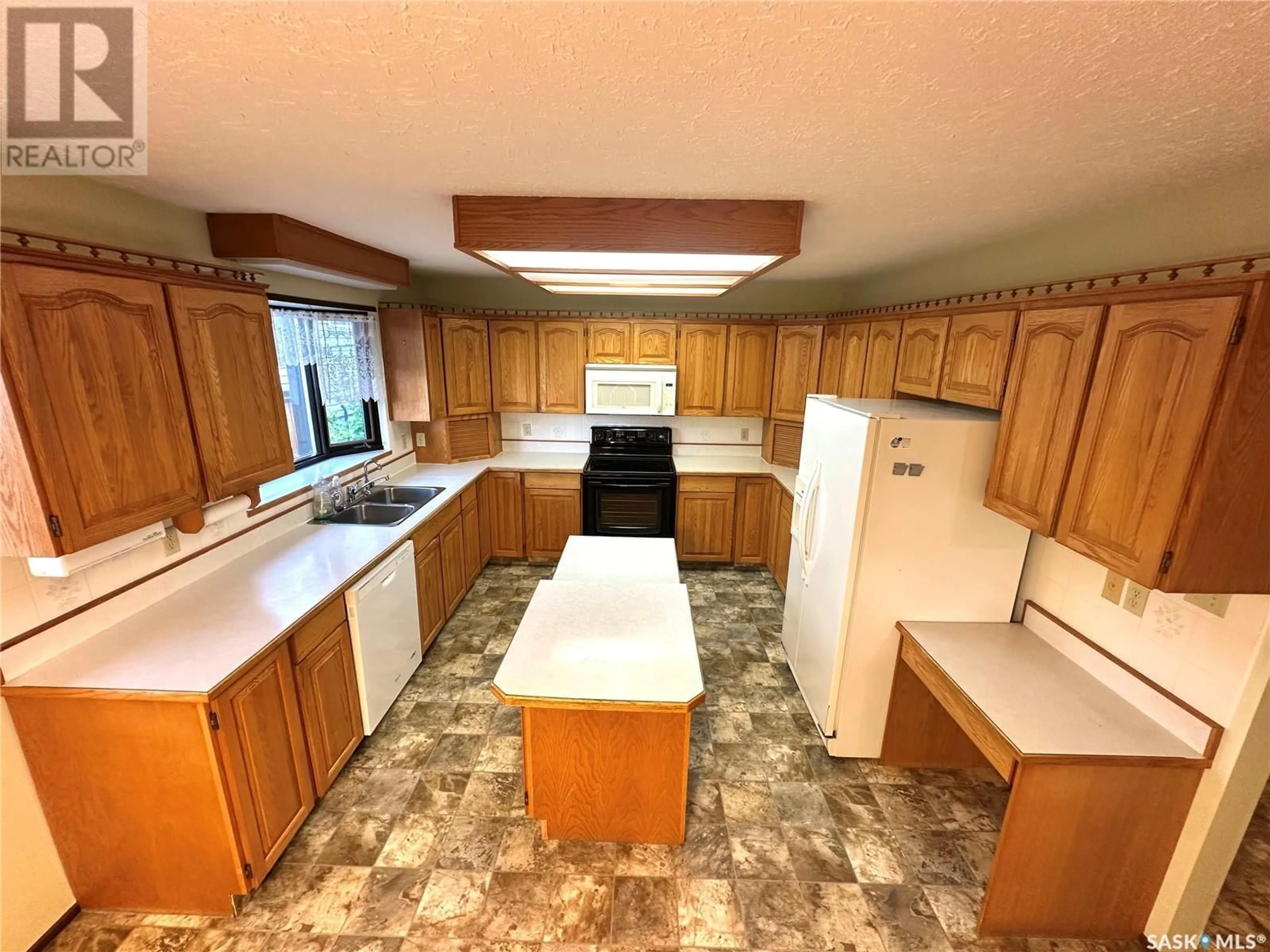 Standard kitchen, unknown for 209 1ST STREET, Spiritwood Saskatchewan S0J2M0