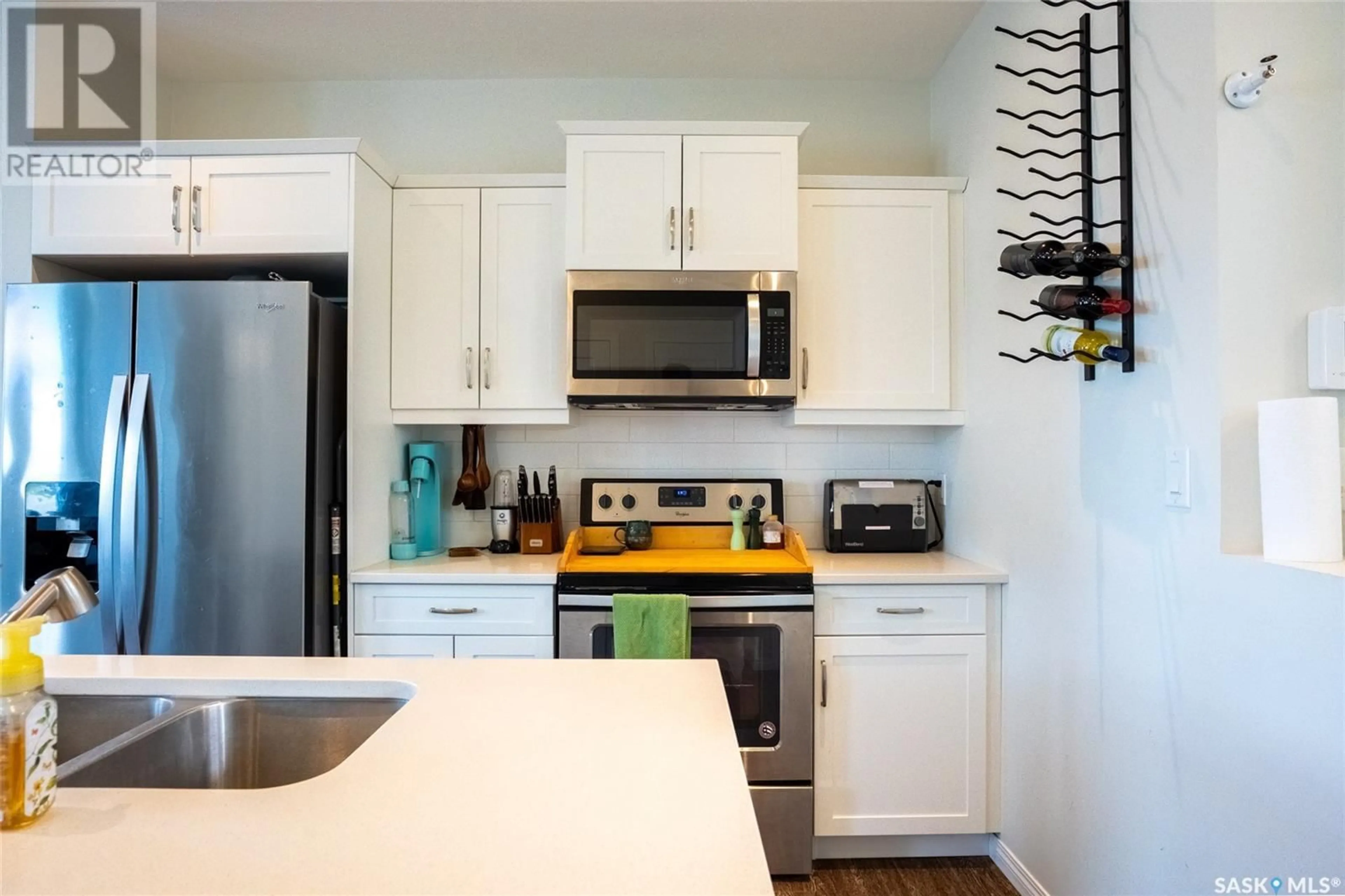Standard kitchen, unknown for 3226 CHUKA BOULEVARD, Regina Saskatchewan S4V3S6