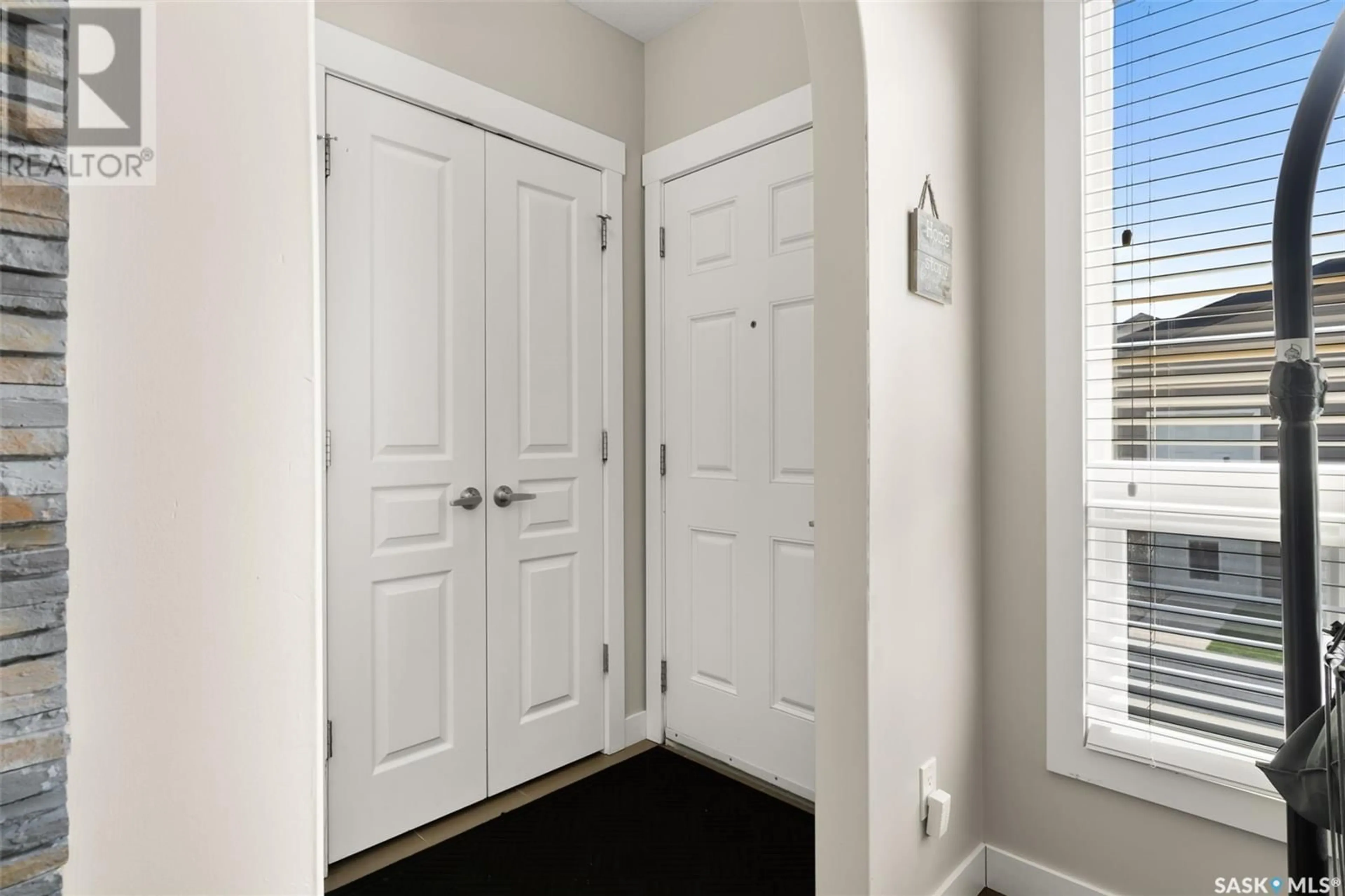Indoor entryway for 102 POPLAR BLUFF CRESCENT, Regina Saskatchewan S4Y0B5