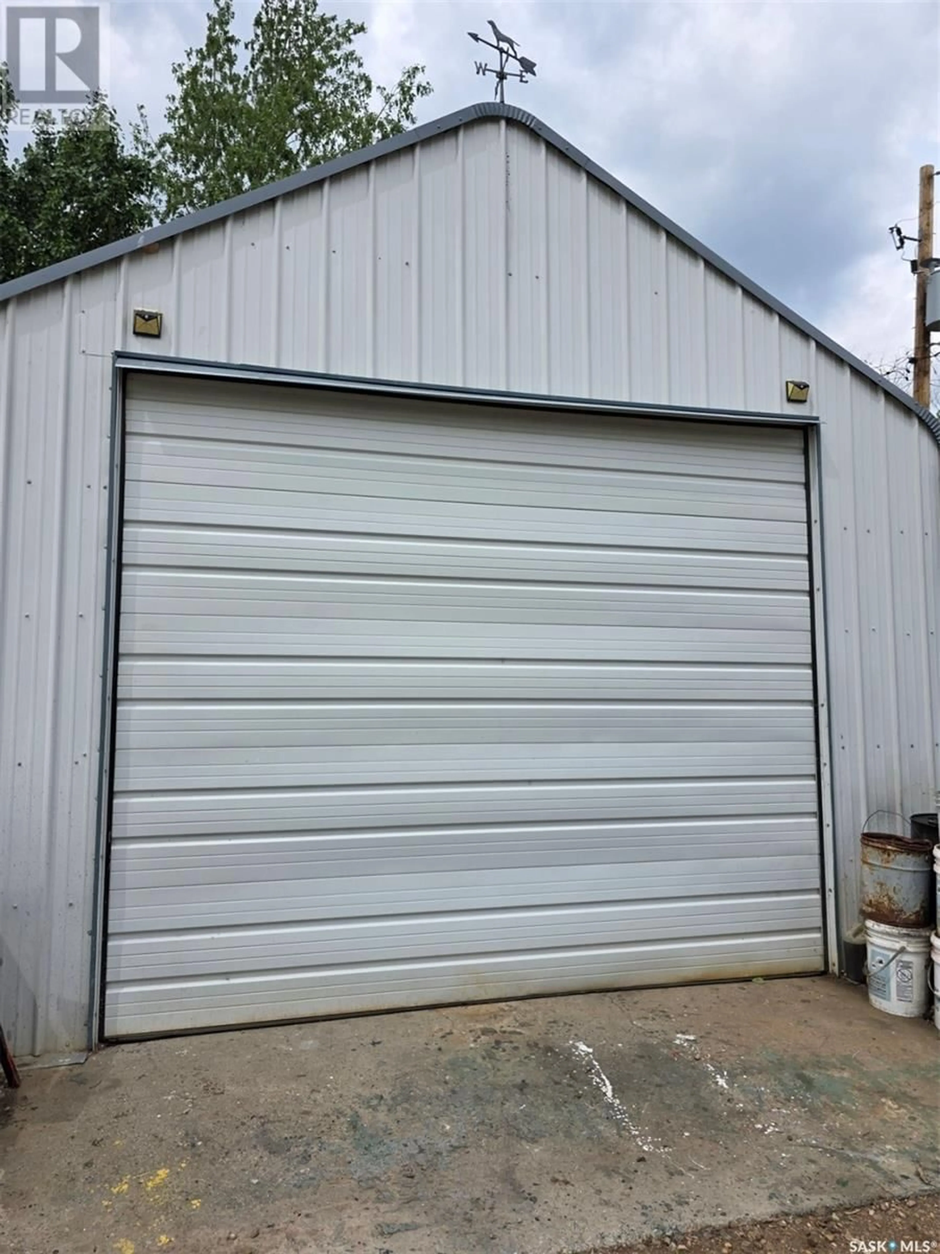 Indoor garage for 11 KEELER STREET, Waldeck Saskatchewan S0H2M0