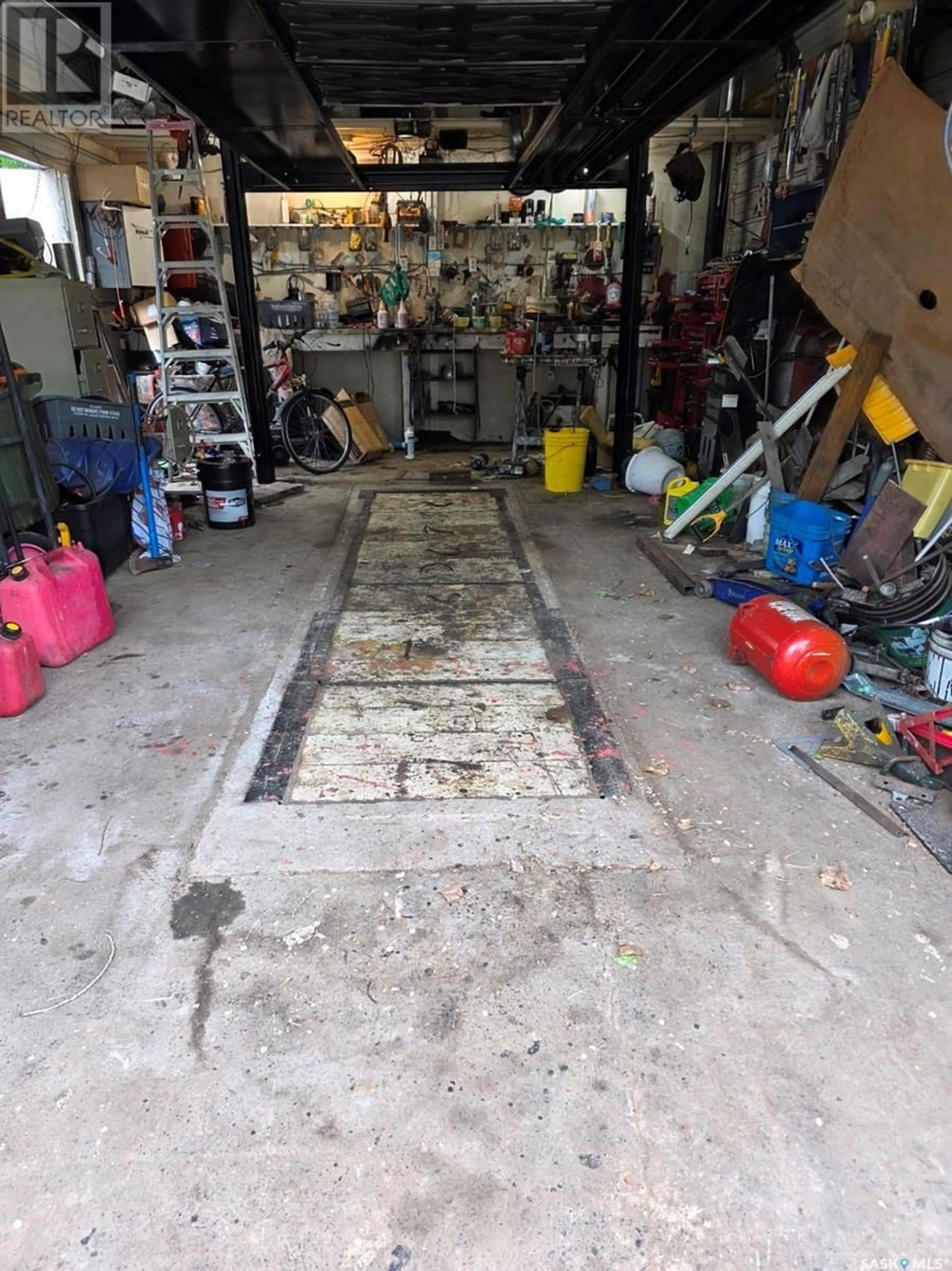 Indoor garage for 11 KEELER STREET, Waldeck Saskatchewan S0H2M0