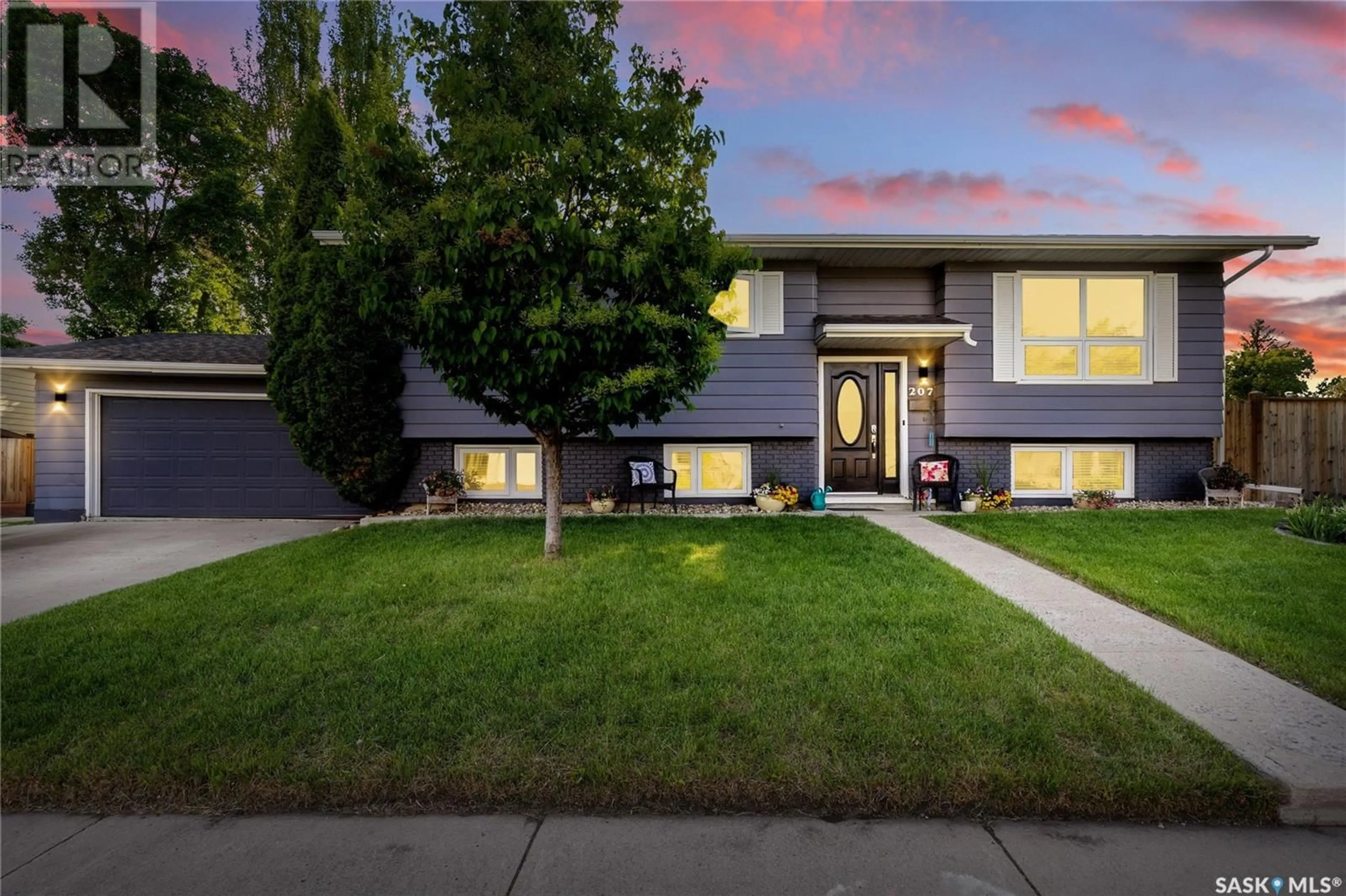 Home with vinyl exterior material, street for 207 DORE CRESCENT, Saskatoon Saskatchewan S7K4X8