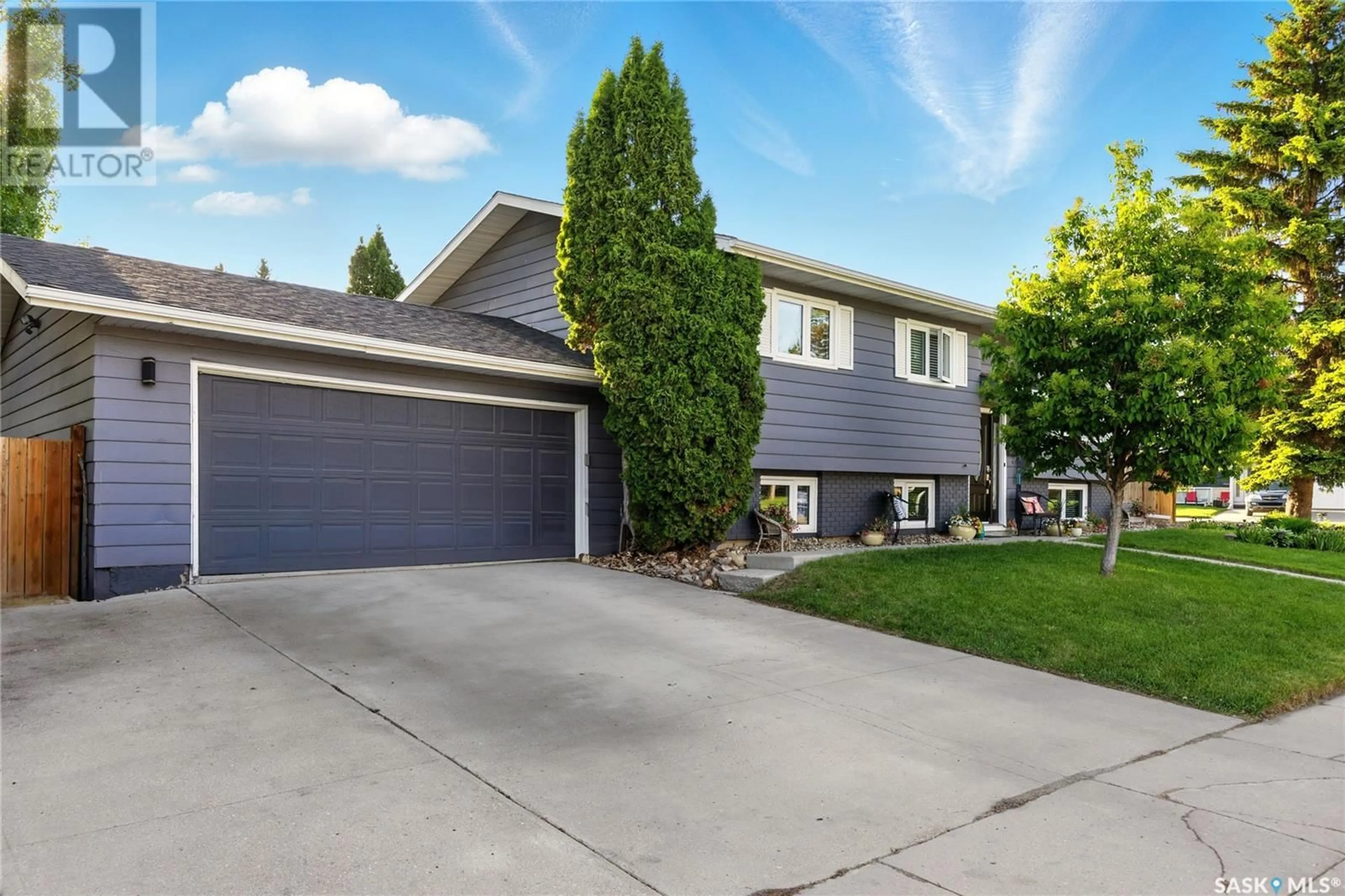 Home with vinyl exterior material, street for 207 DORE CRESCENT, Saskatoon Saskatchewan S7K4X8