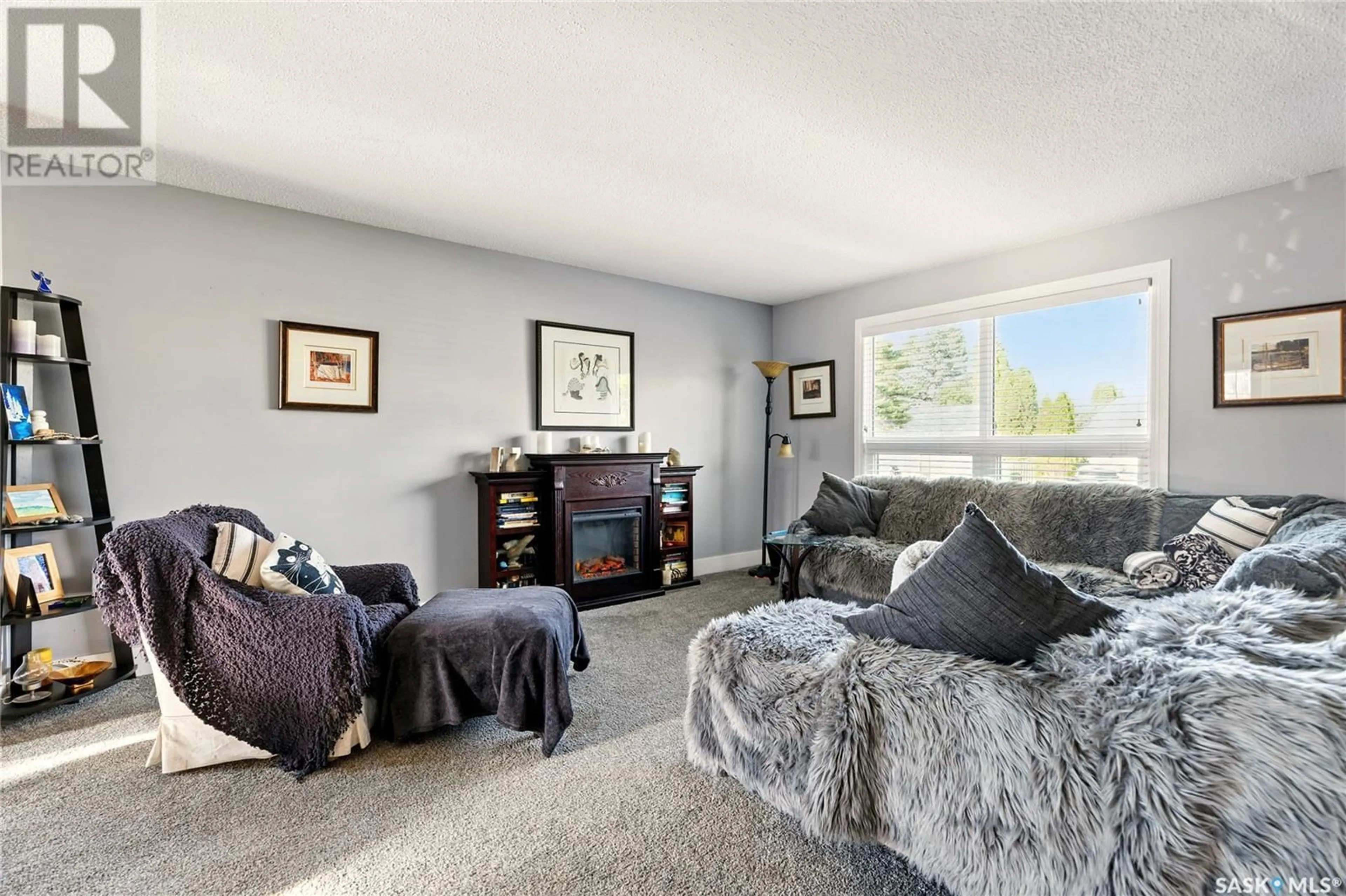 Living room with furniture, unknown for 207 DORE CRESCENT, Saskatoon Saskatchewan S7K4X8