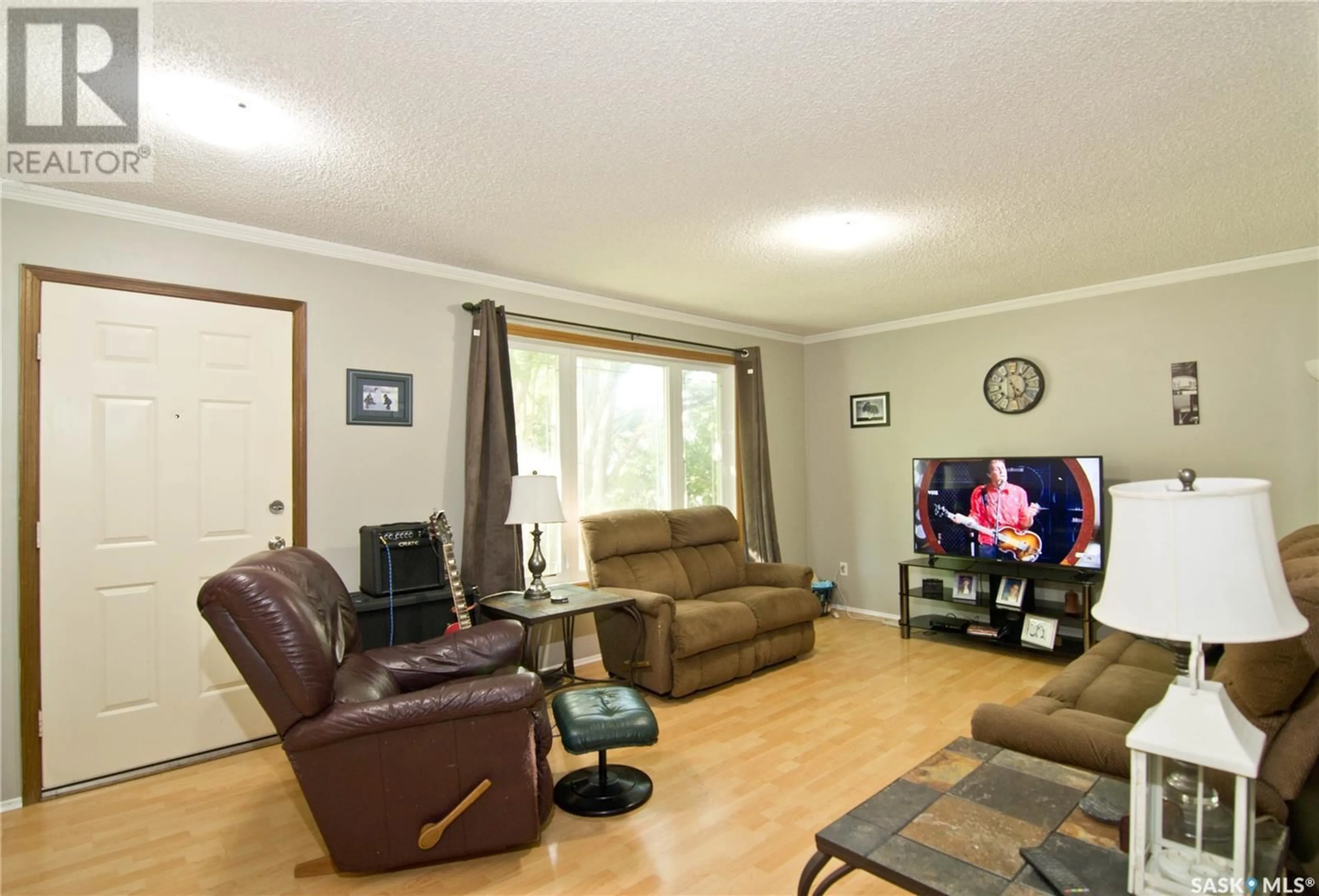Living room with furniture, wood/laminate floor for 3127 JENKINS DRIVE, Regina Saskatchewan S4S5N6