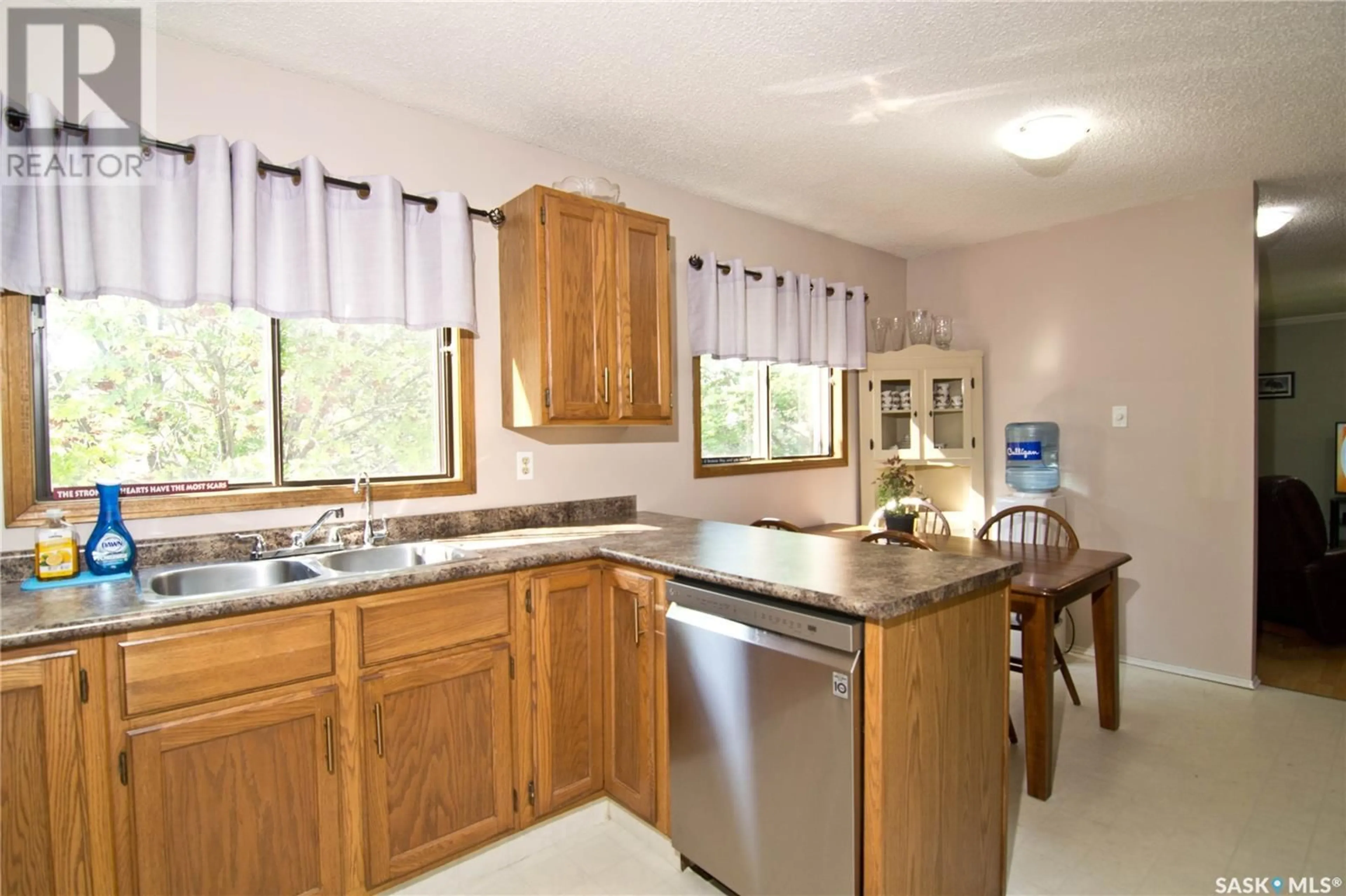 Standard kitchen, ceramic/tile floor for 3127 JENKINS DRIVE, Regina Saskatchewan S4S5N6