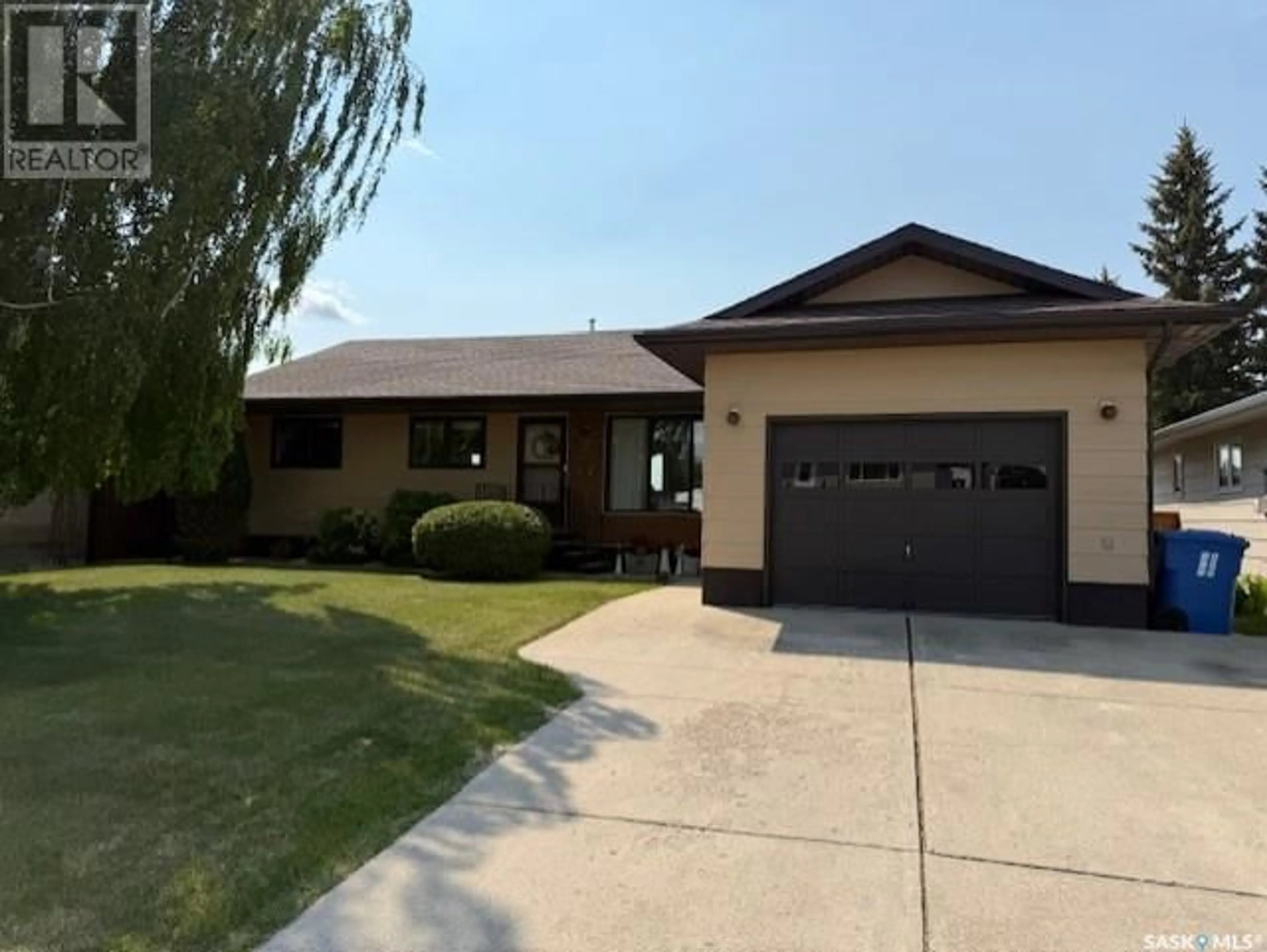 Home with vinyl exterior material, street for 7 COMBE AVENUE, Melville Saskatchewan S0A2P0