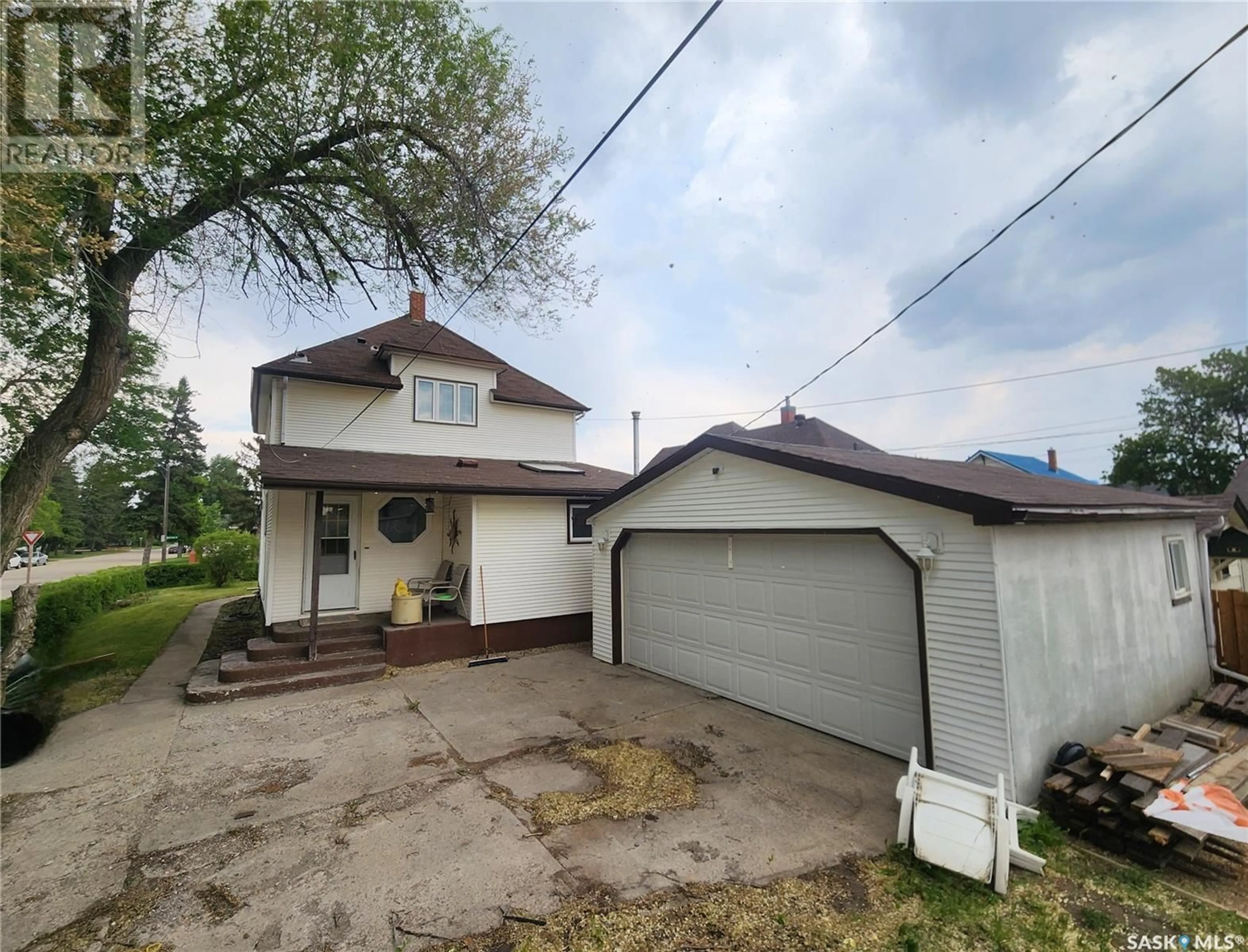 A pic from outside/outdoor area/front of a property/back of a property/a pic from drone, street for 273 9TH STREET, Melville Saskatchewan S0A2P0