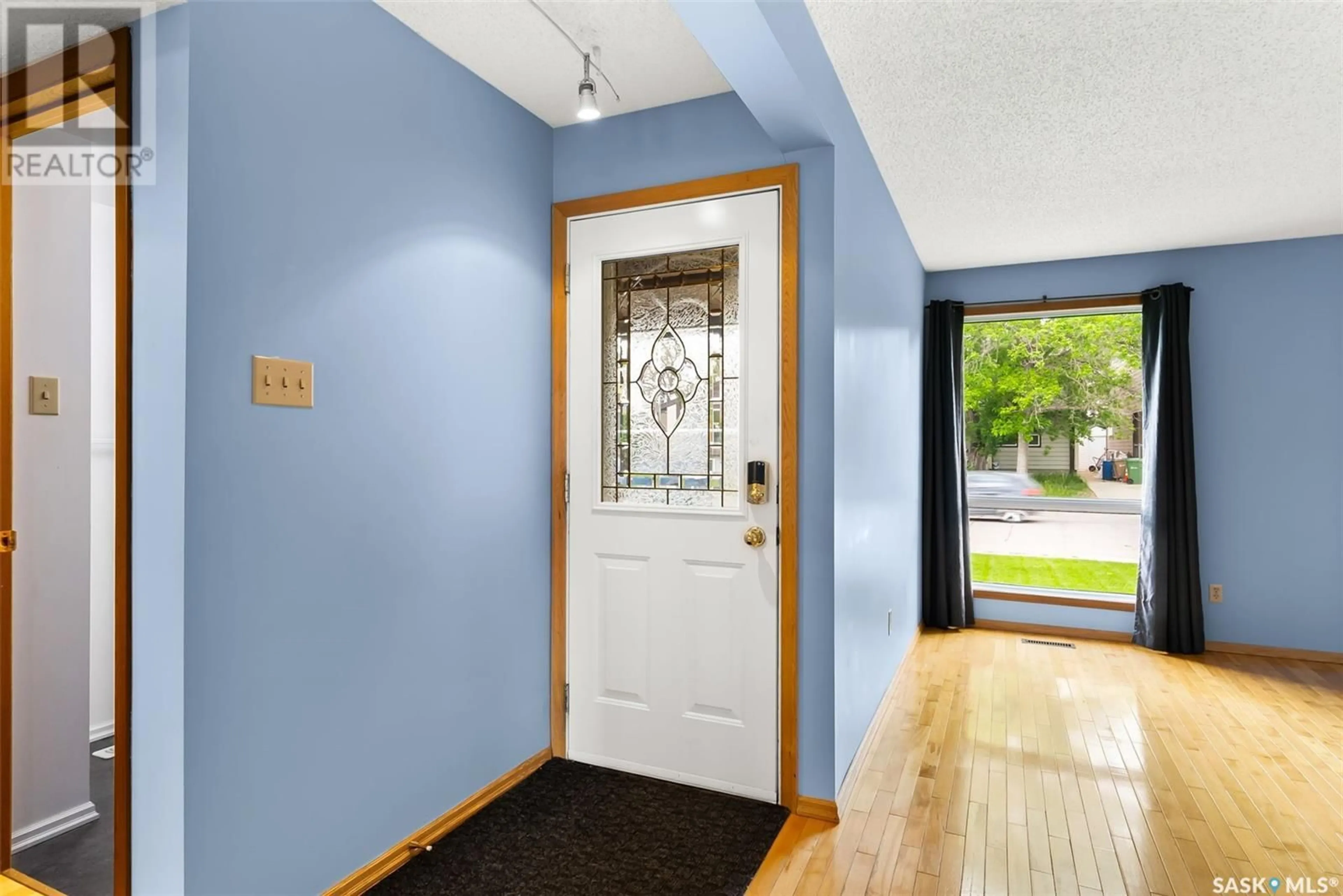 Indoor entryway for 863 ATHLONE DRIVE, Regina Saskatchewan S4X2G7
