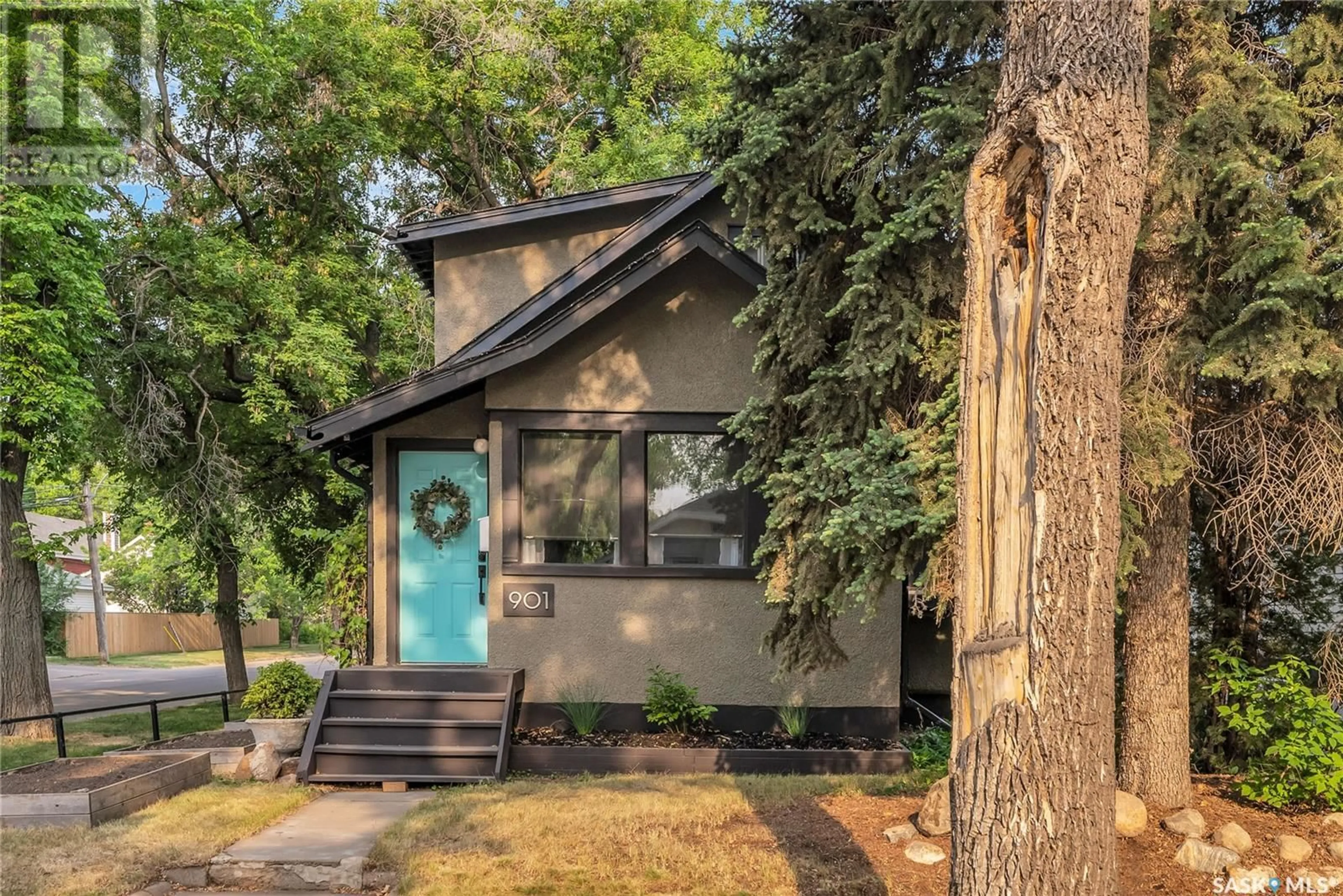 Home with vinyl exterior material, street for 901 9TH AVENUE, Saskatoon Saskatchewan S7K2Z3