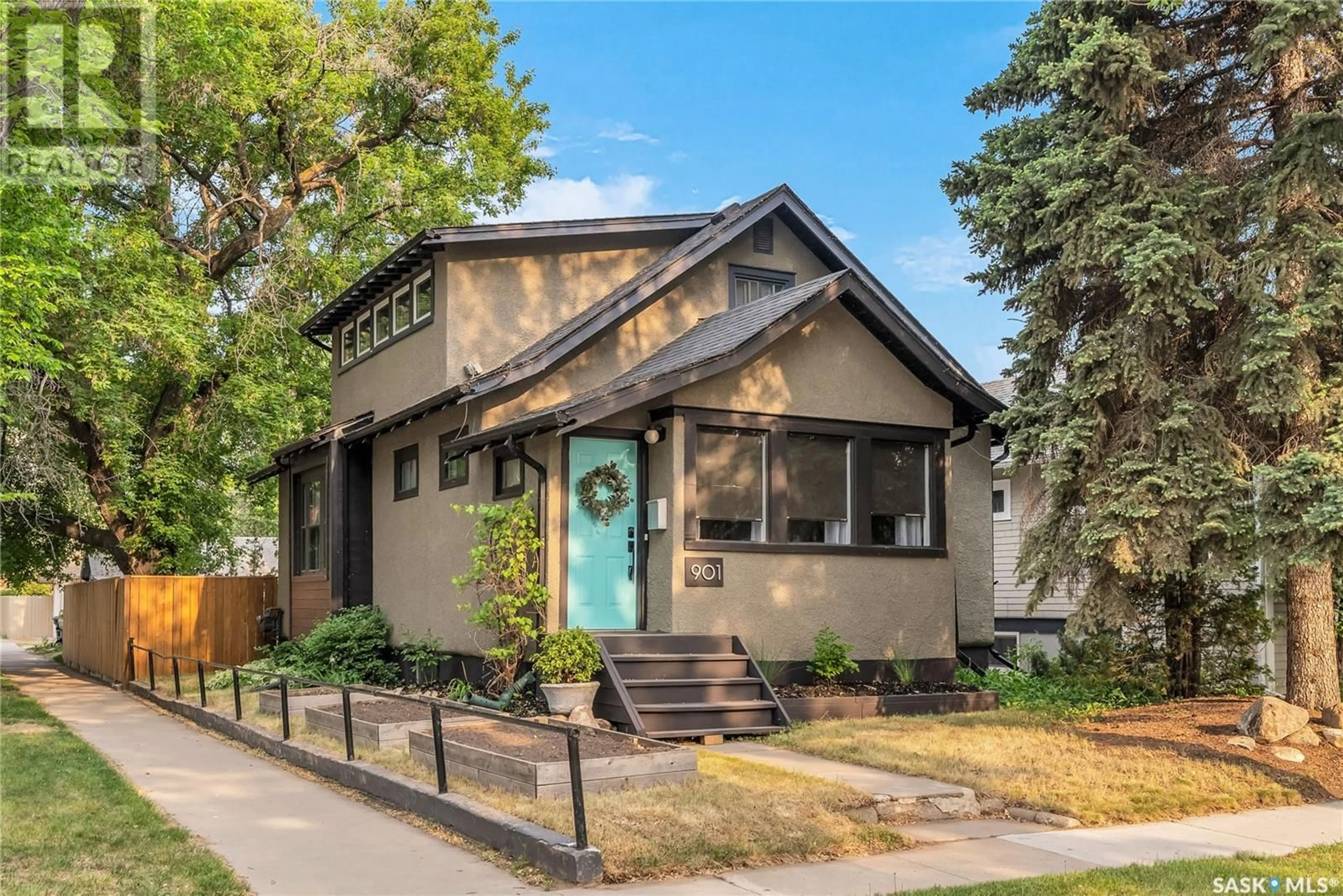 Home with vinyl exterior material, street for 901 9TH AVENUE, Saskatoon Saskatchewan S7K2Z3