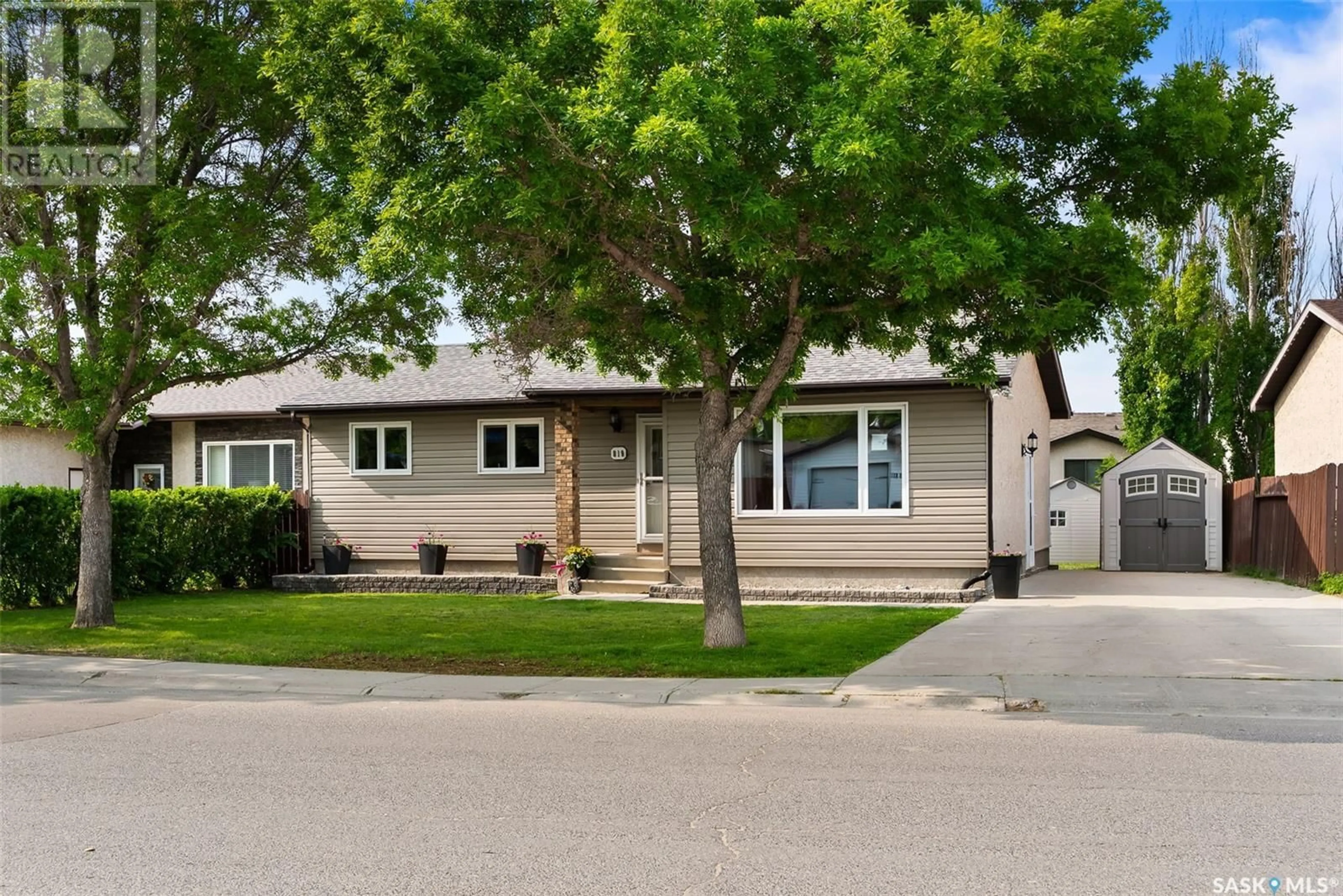 Home with vinyl exterior material, street for 819 GRAHAM ROAD, Regina Saskatchewan S4N6W8