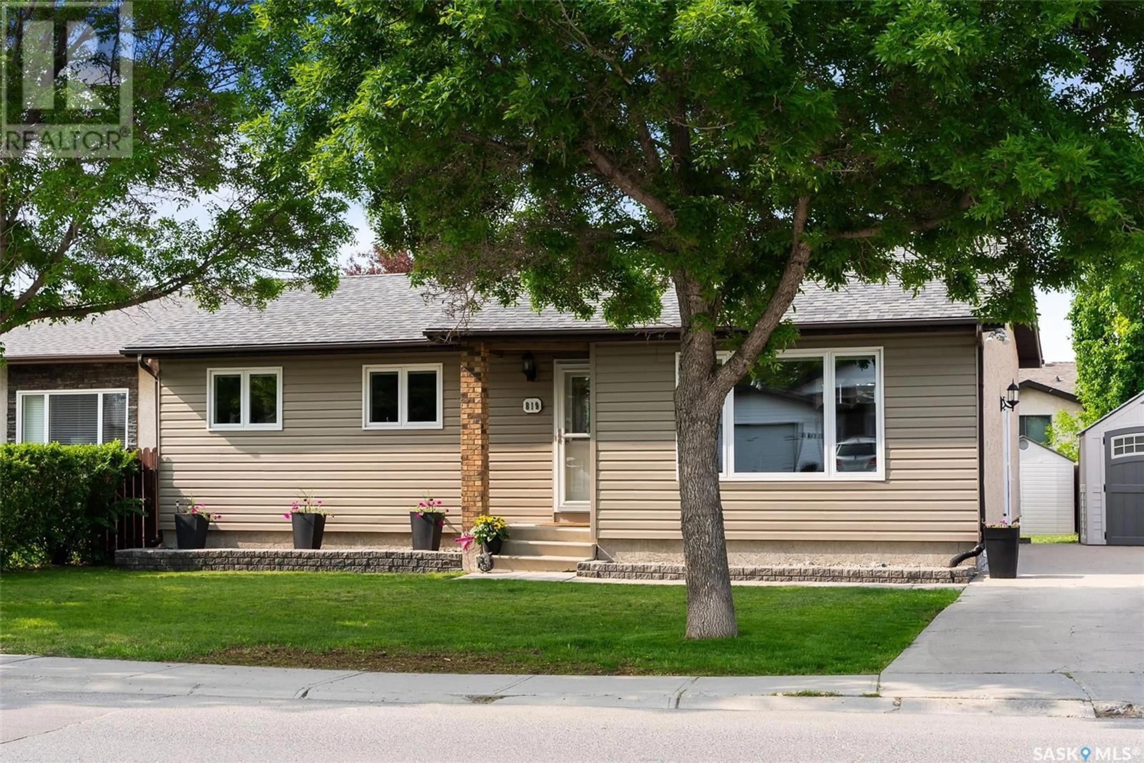 Home with vinyl exterior material, street for 819 GRAHAM ROAD, Regina Saskatchewan S4N6W8