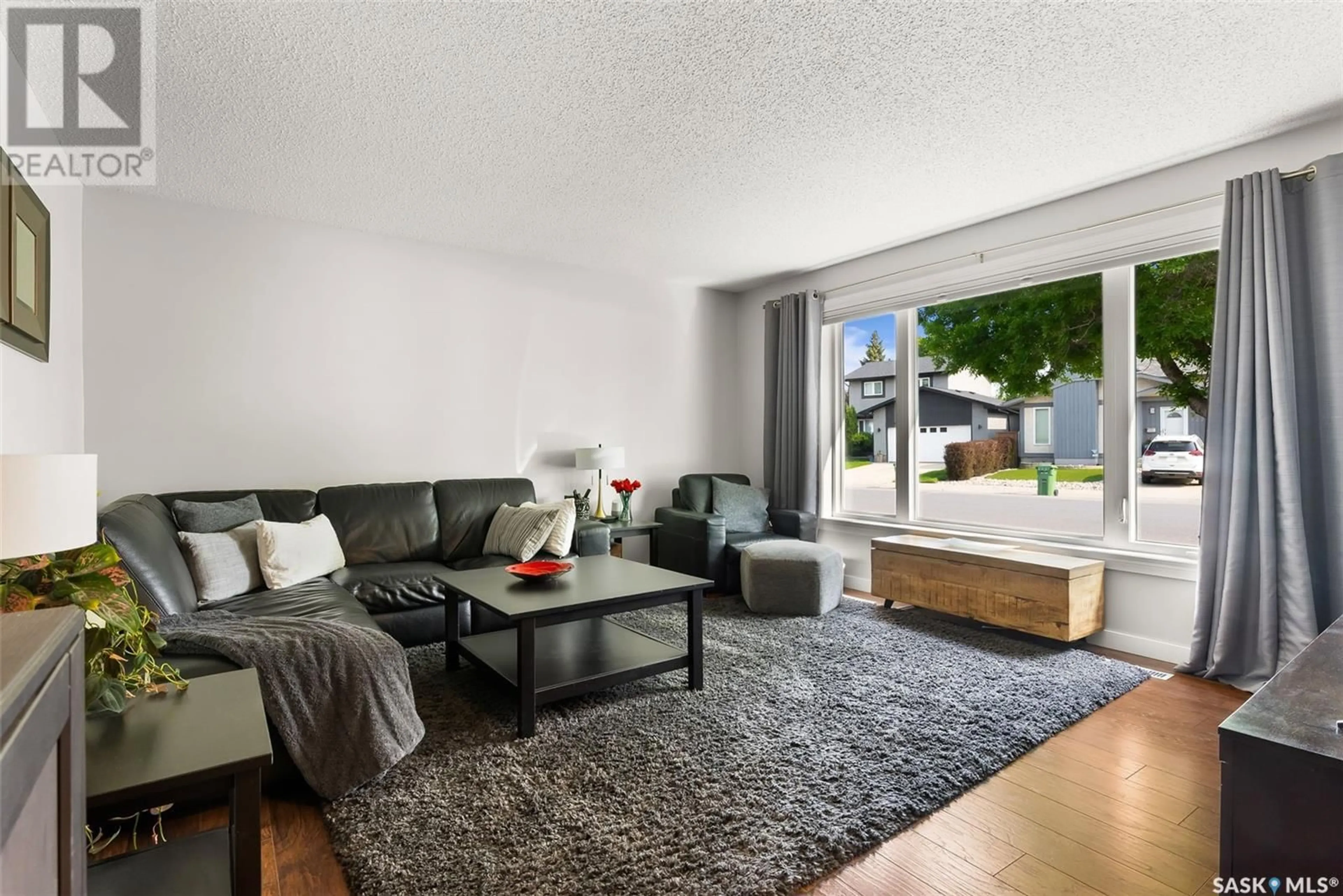 Living room with furniture, unknown for 819 GRAHAM ROAD, Regina Saskatchewan S4N6W8