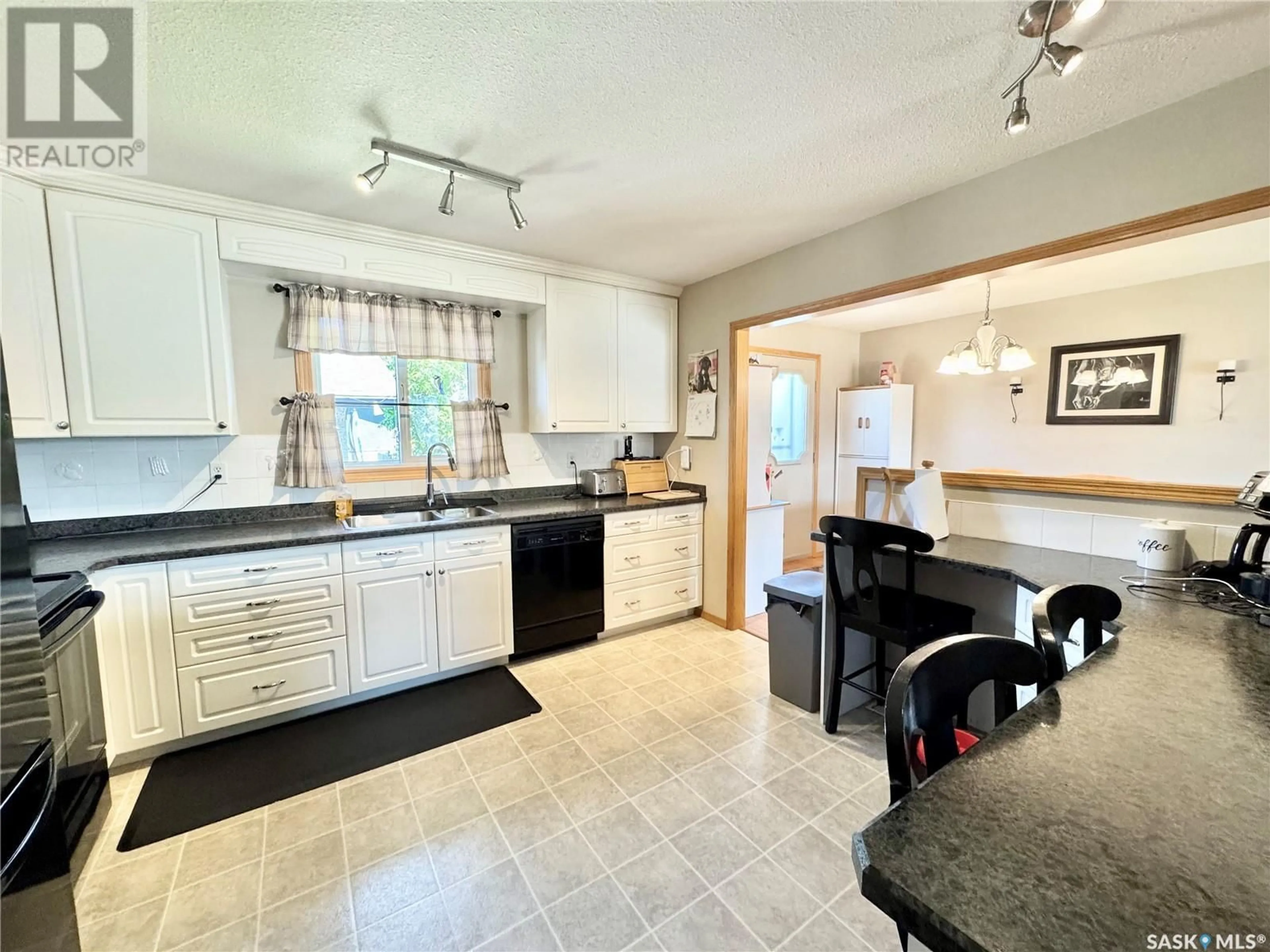 Open concept kitchen, ceramic/tile floor for 520 LAURIER DRIVE, Prince Albert Saskatchewan S6V5M1