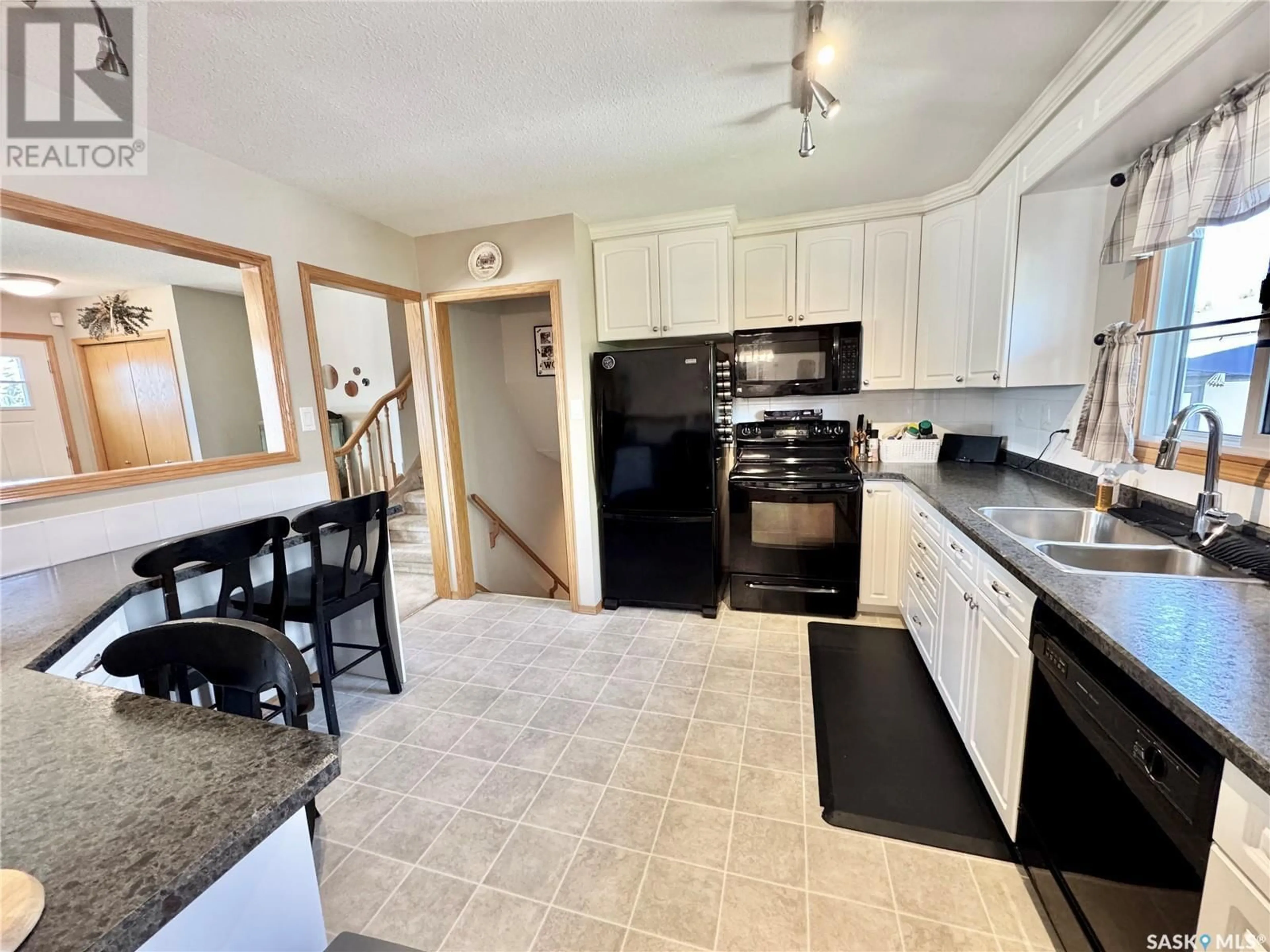 Open concept kitchen, ceramic/tile floor for 520 LAURIER DRIVE, Prince Albert Saskatchewan S6V5M1