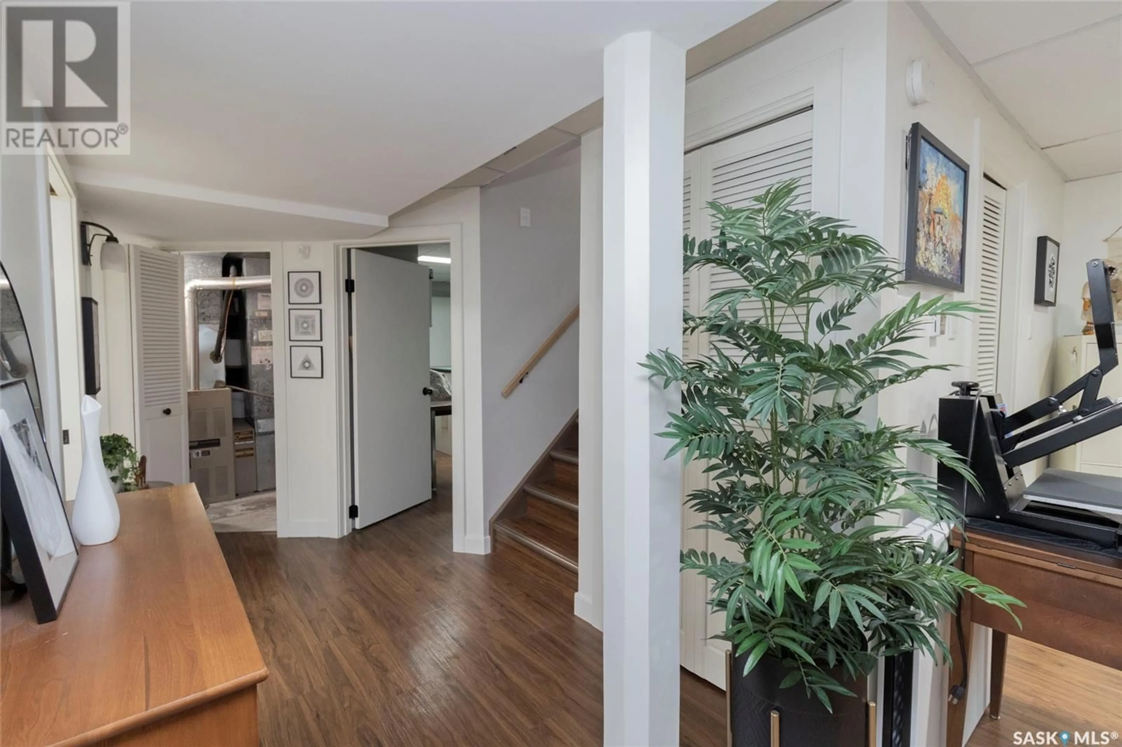 Indoor entryway for 1701 PARK AVENUE, Saskatoon Saskatchewan S7H2P4