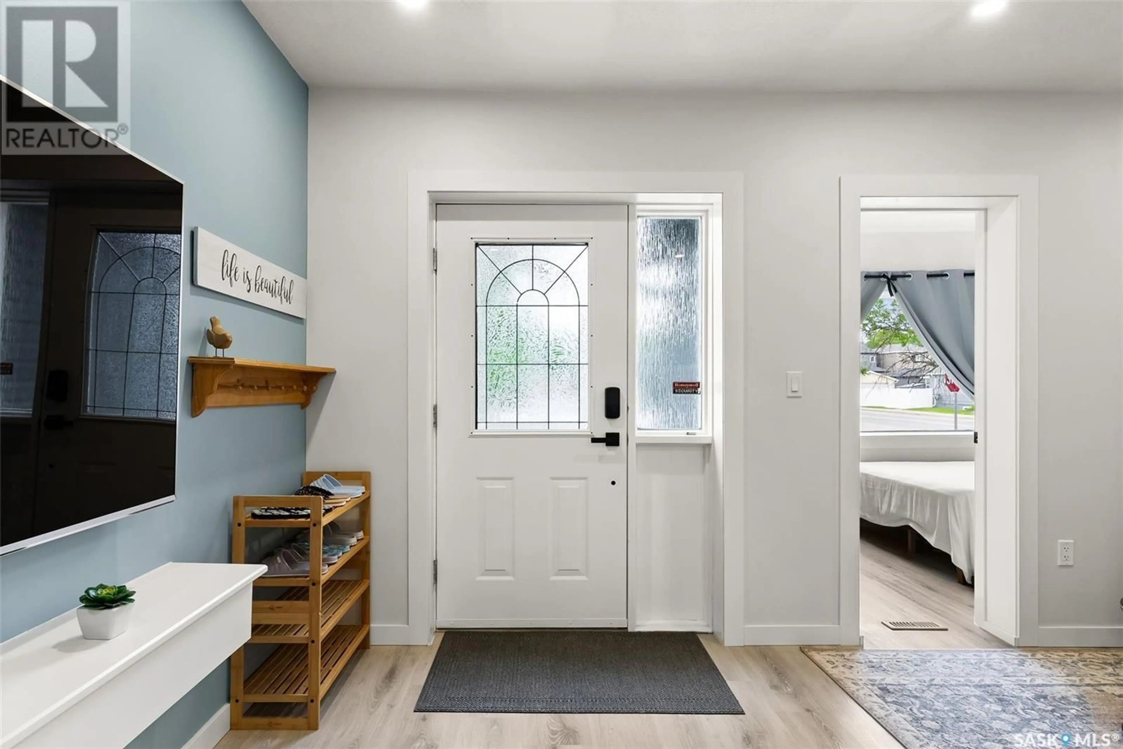 Indoor entryway for 2076 QUEEN STREET, Regina Saskatchewan S4T4C1
