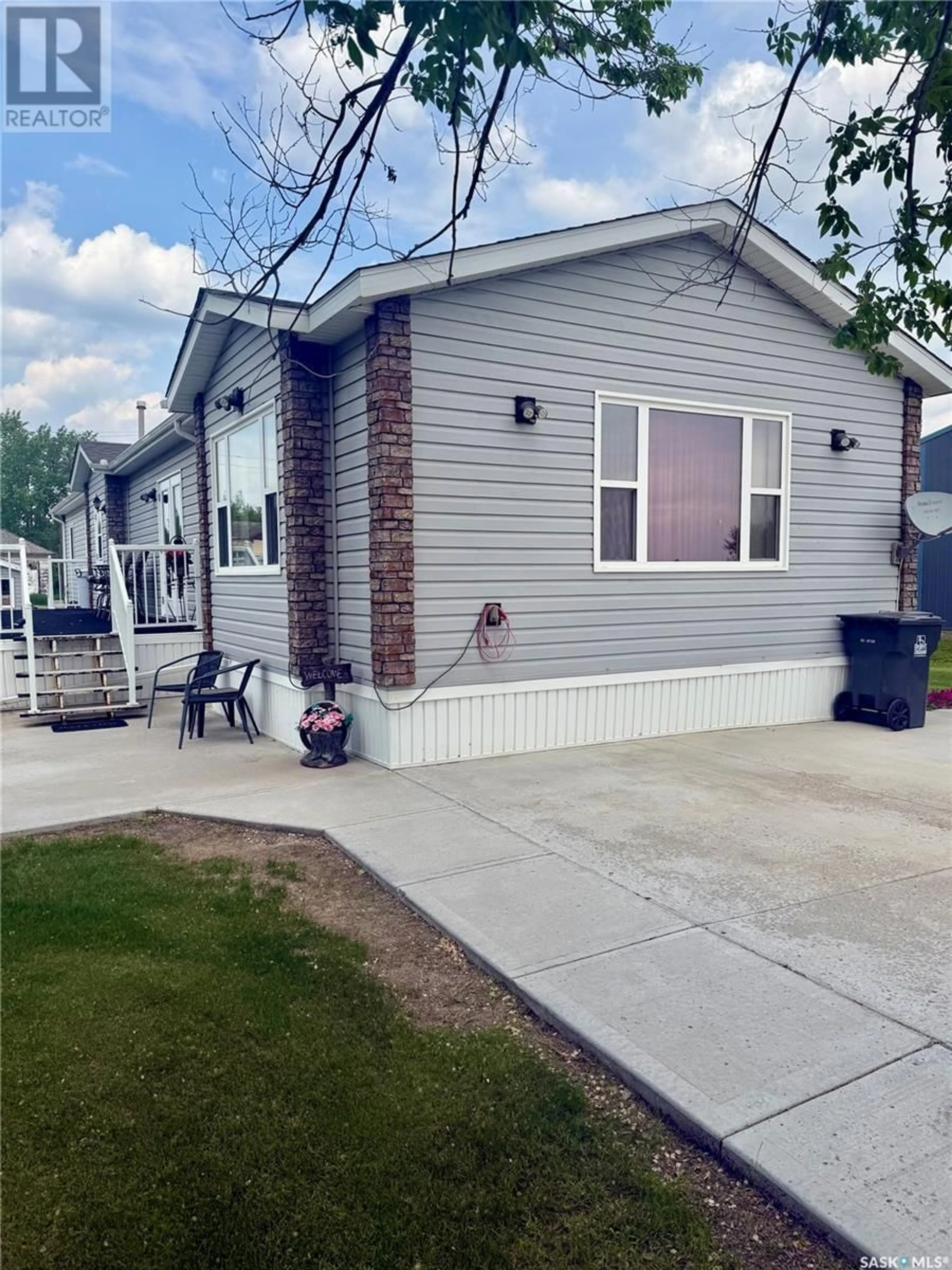 Home with vinyl exterior material, street for 313 FIRST STREET, North Portal Saskatchewan S0C1W0