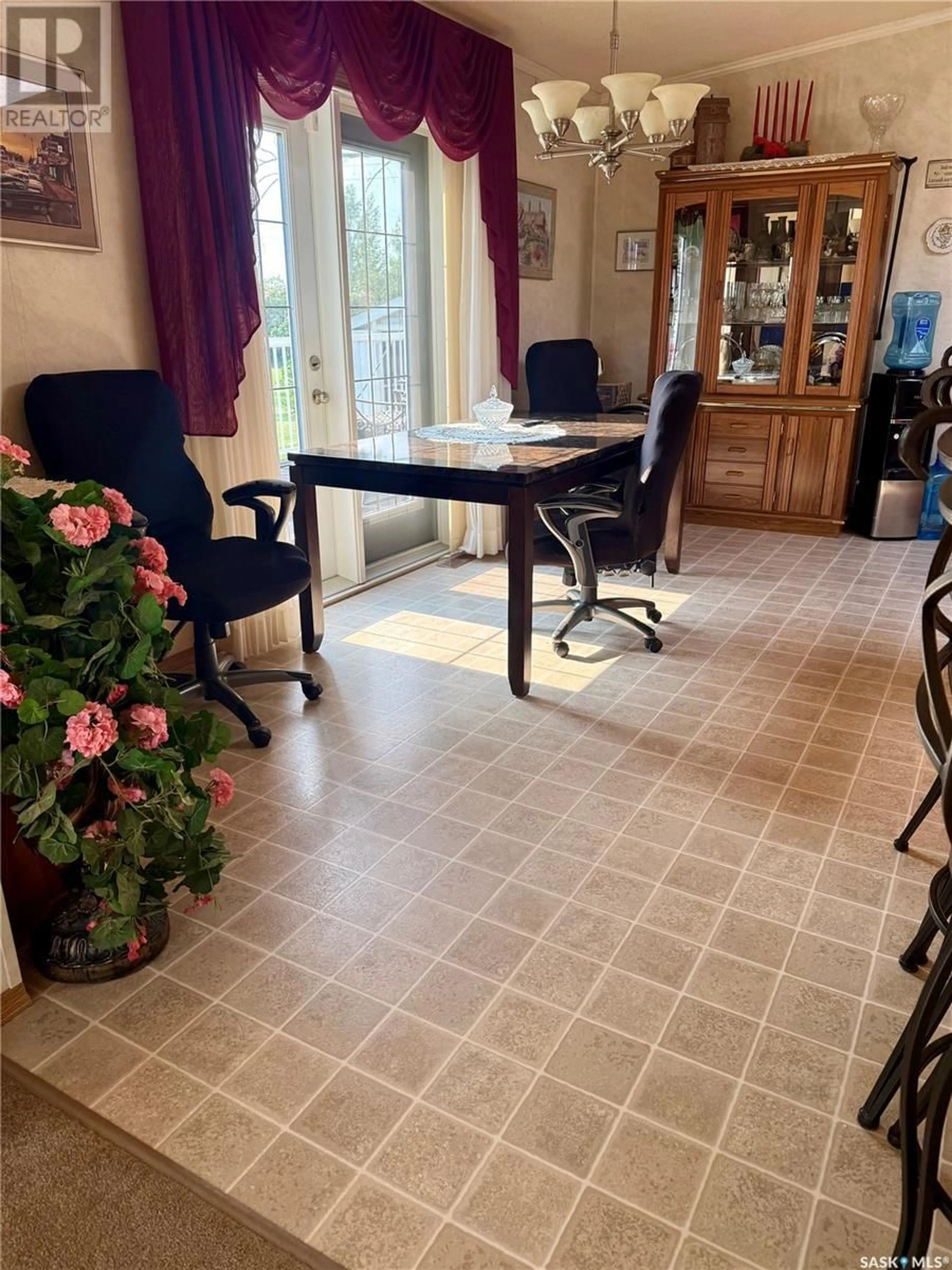 Dining room, ceramic/tile floor for 313 FIRST STREET, North Portal Saskatchewan S0C1W0