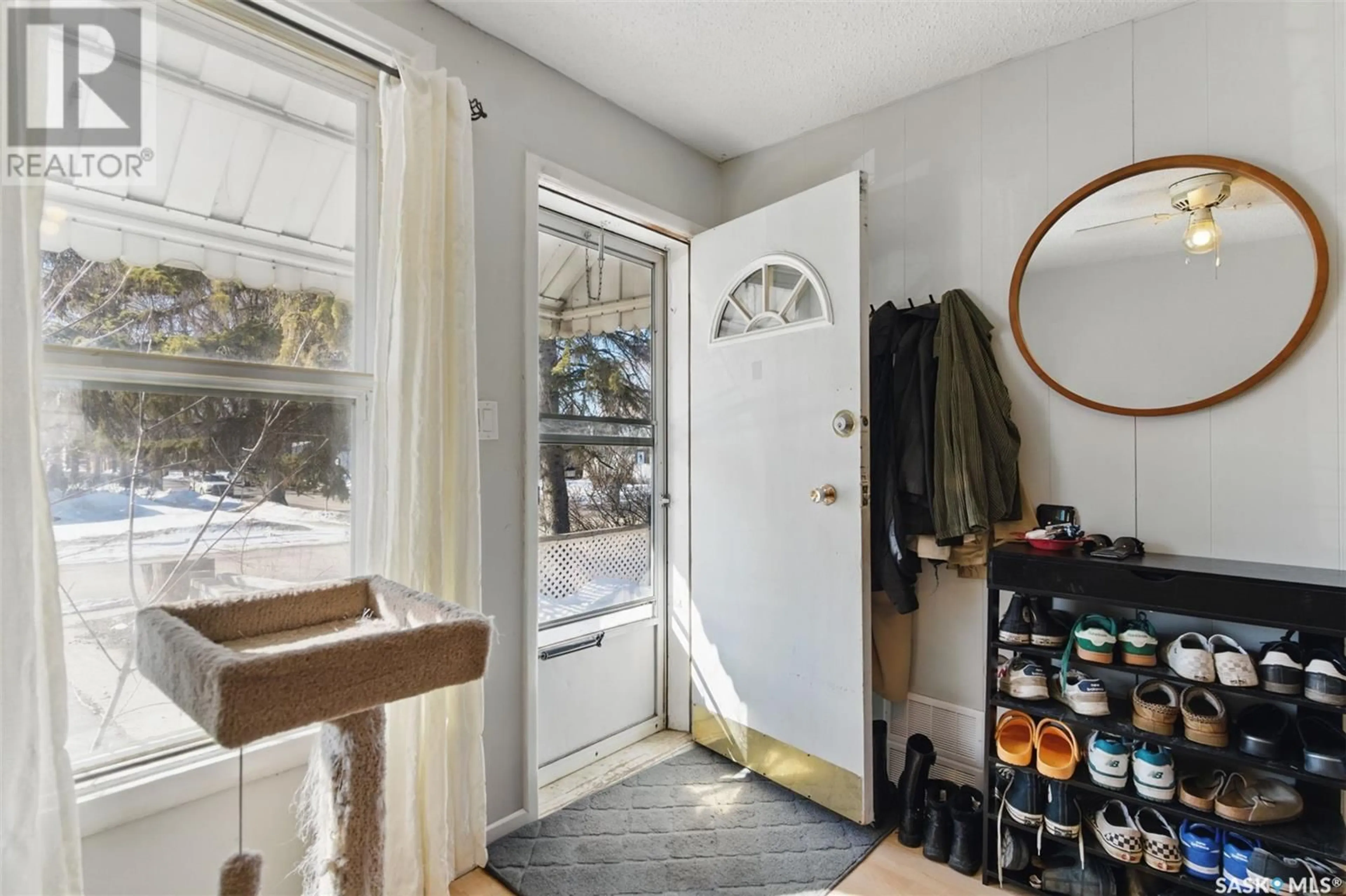 Indoor entryway for 517 ISABELLA STREET, Saskatoon Saskatchewan S7M0E3