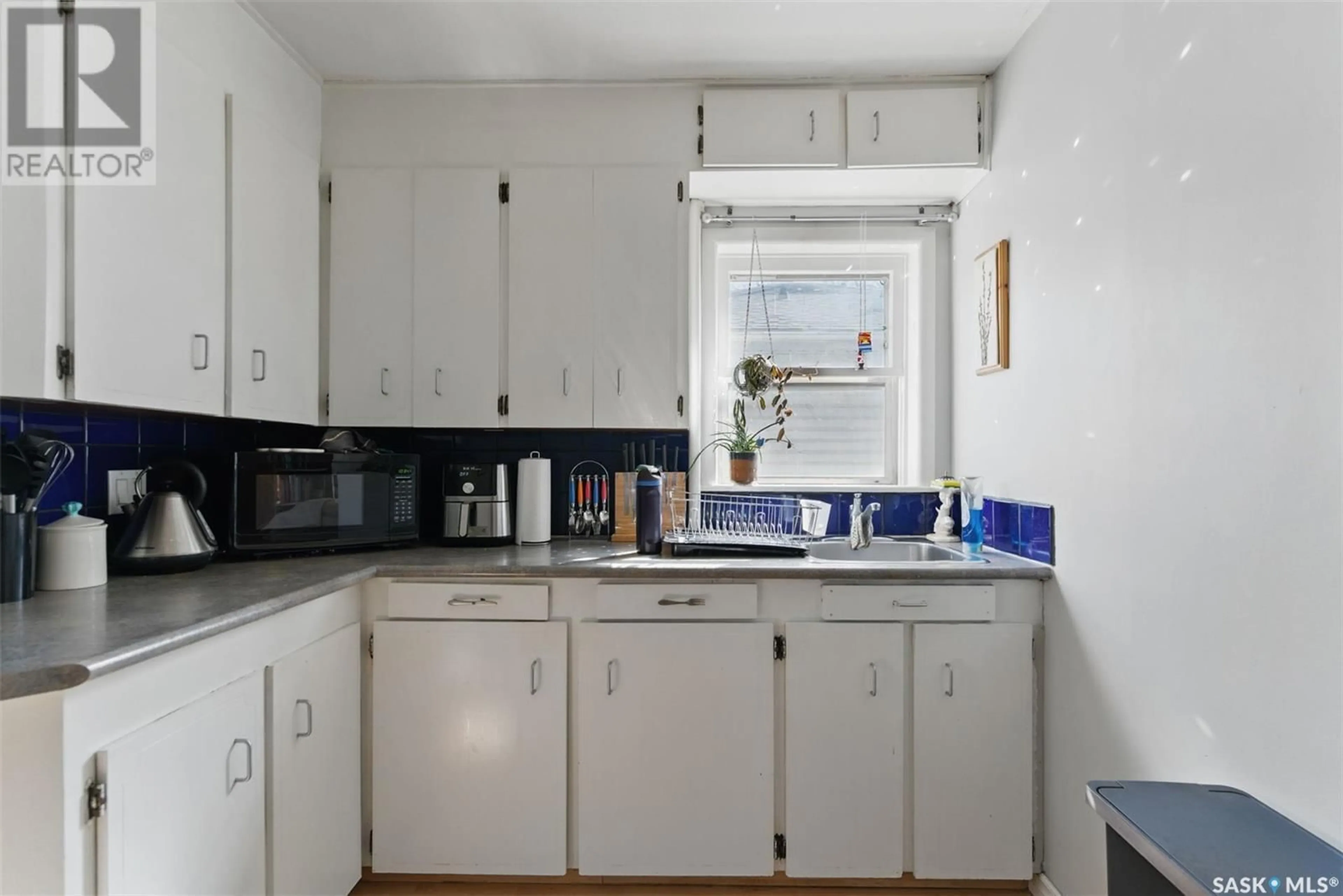 Standard kitchen, unknown for 517 ISABELLA STREET, Saskatoon Saskatchewan S7M0E3
