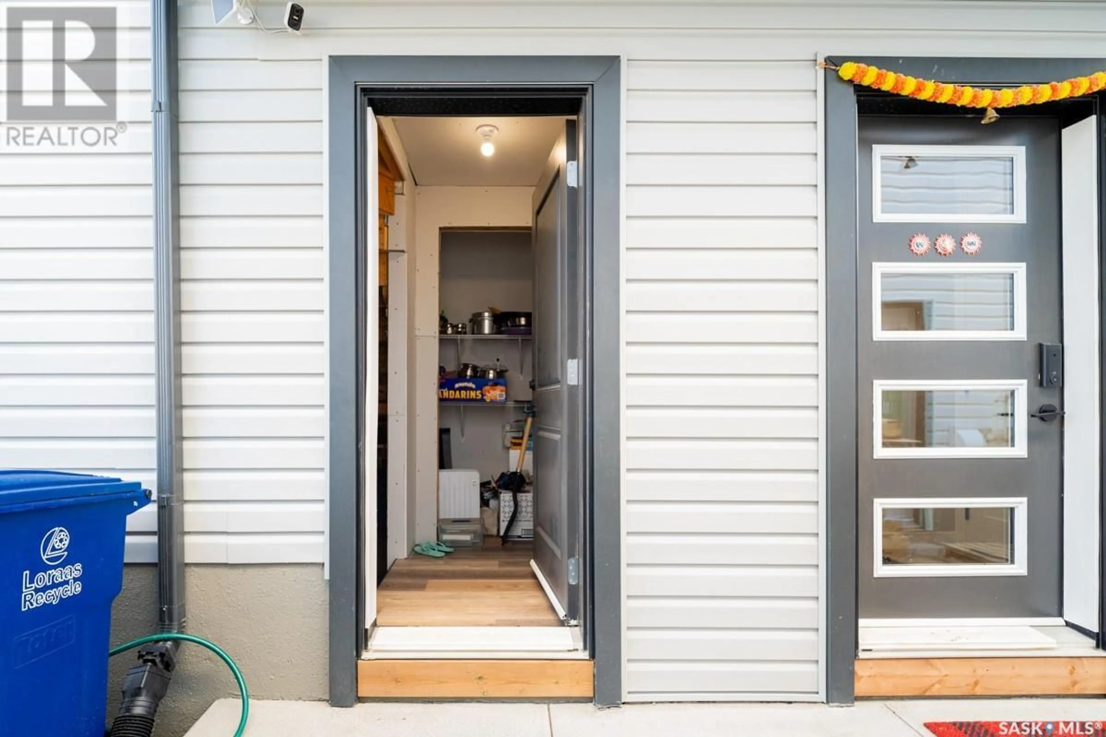 Indoor entryway for 436 MYLES HEIDT MANOR, Saskatoon Saskatchewan S7W1H9